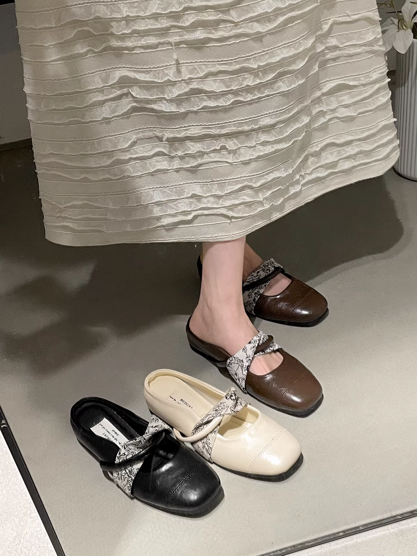 Dép nữ đế thấp cổ điển màu đen, mũi kín, tăng chiều cao, thời trang mùa hè, kiểu mới 2025, thích hợp phối cùng váy, dép kiểu Pháp.