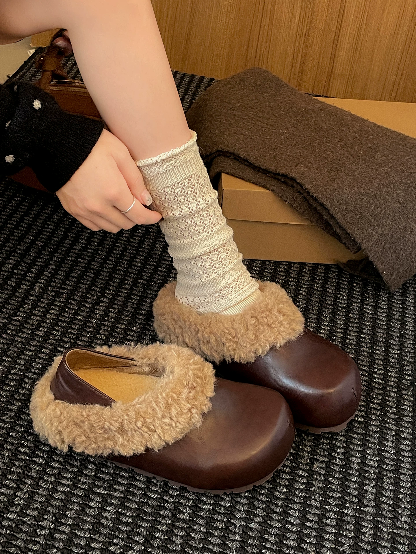 Giày Birkenstock nữ đế dày lông mềm kiểu retro màu nâu, giày bông giữ ấm dày dặn mùa đông mới năm 2025.