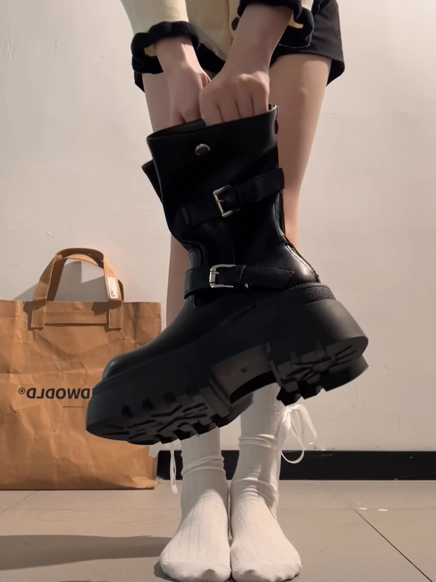 Giày bốt Martin đế xuồng chunky heel phong cách retro Anh quốc màu đen dành cho nữ, mẫu mới thu đông 2025, tăng chiều cao, tôn dáng, kiểu dáng ngắn.