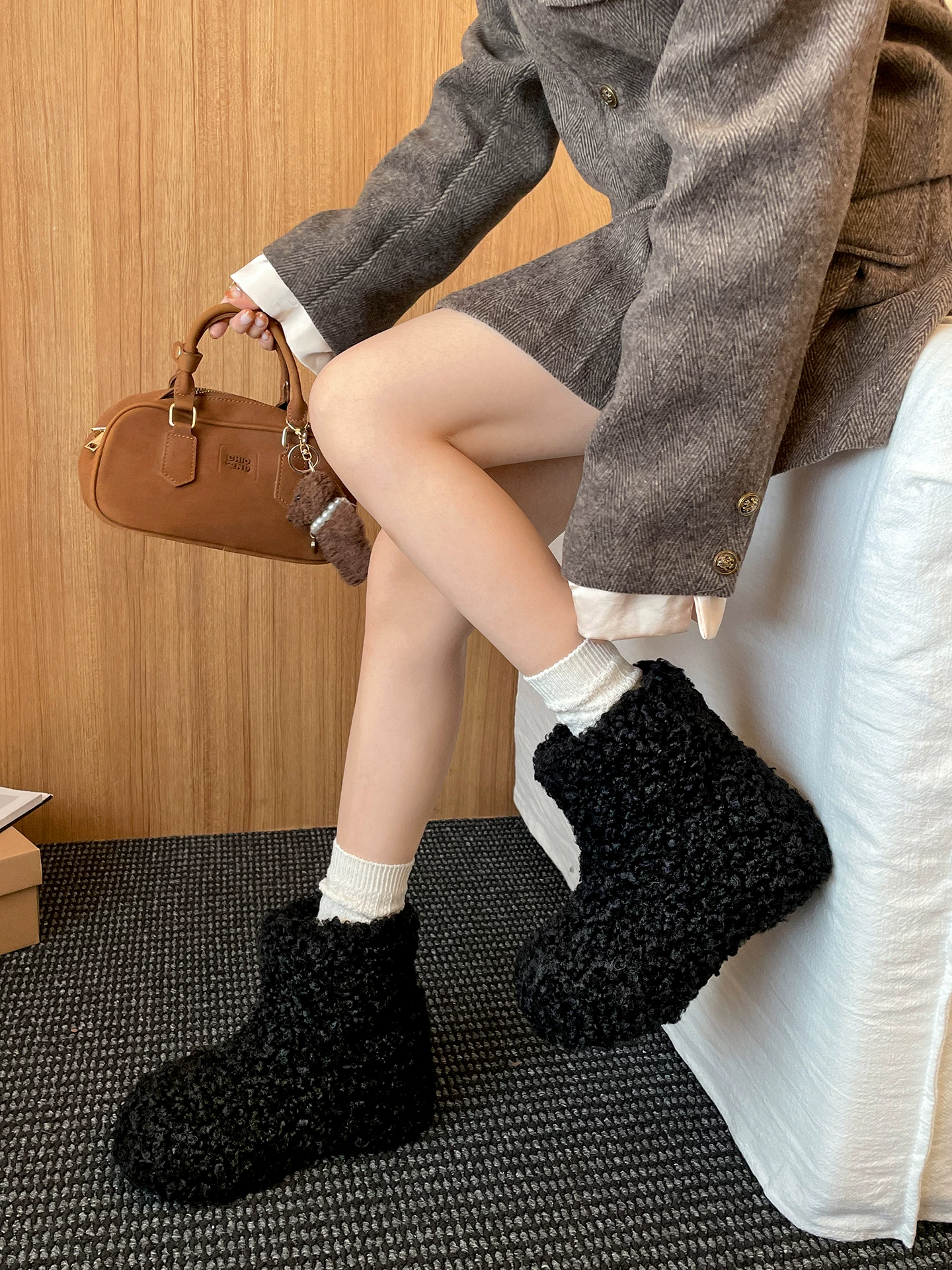 Giày bốt đi tuyết đế dày lót lông cừu màu trắng dành cho nữ, kiểu dáng mùa đông mới 2025, tăng chiều cao, ấm áp, đi ngoài trời, giày cotton lông thú.