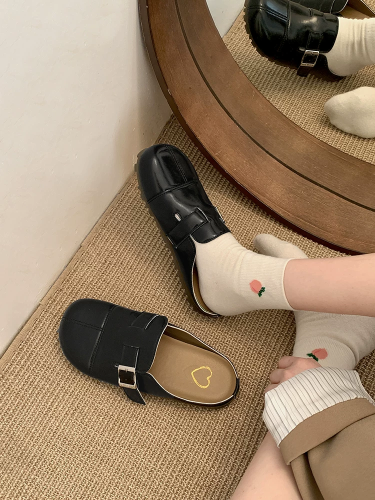 Phía Nam ở miền Nam: Dép nữ đế dày cổ điển màu trắng, kiểu kín mũi, áo khoác ngoài mùa thu, giày kiểu Birkenstock mới năm 2025, kiểu lười đi dễ dàng.