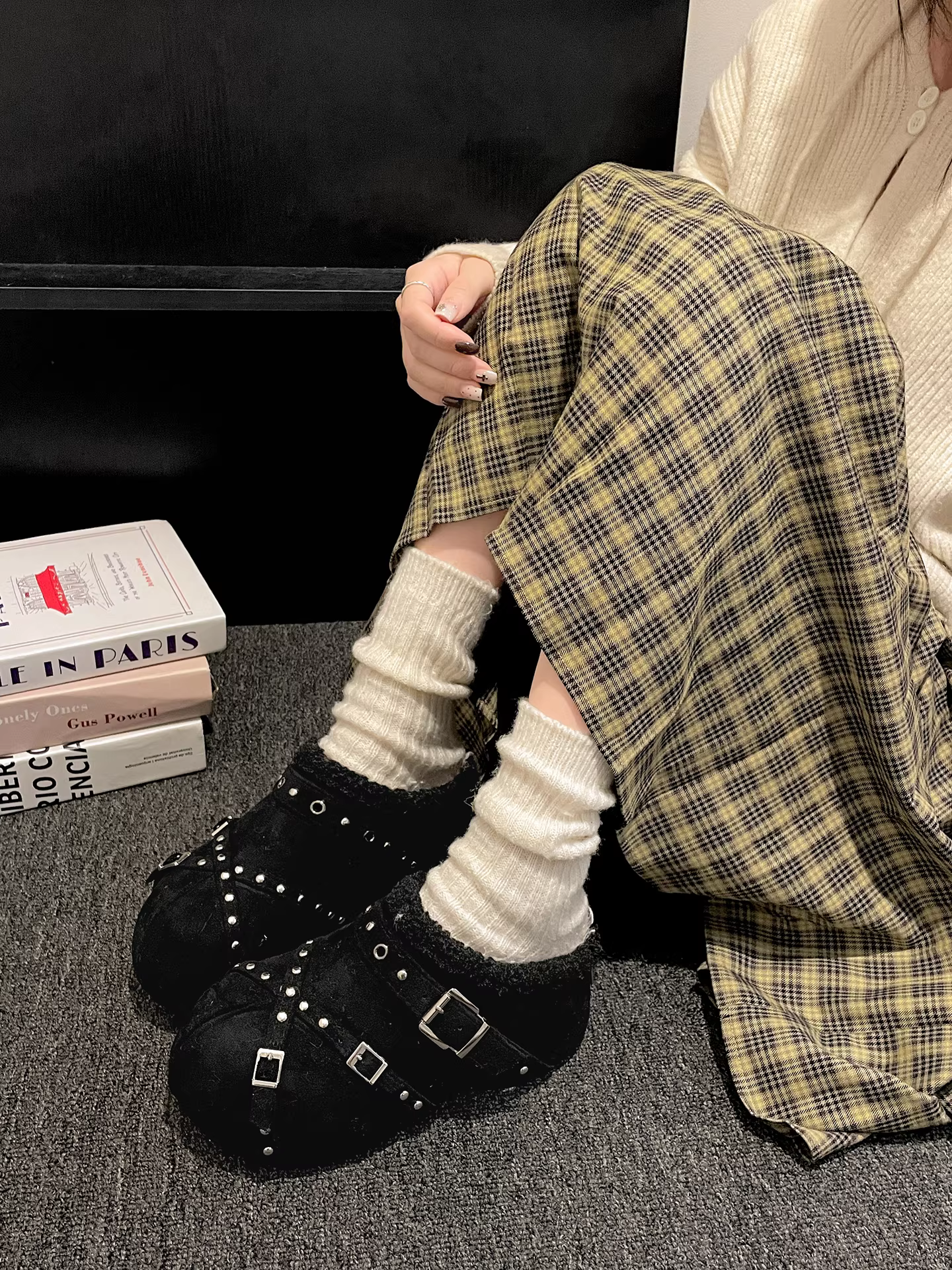 Giày Birkenstock đế dày lót lông cừu trắng ấm áp dành cho nữ, dép bông lông chống trượt mùa đông 2025 mới.