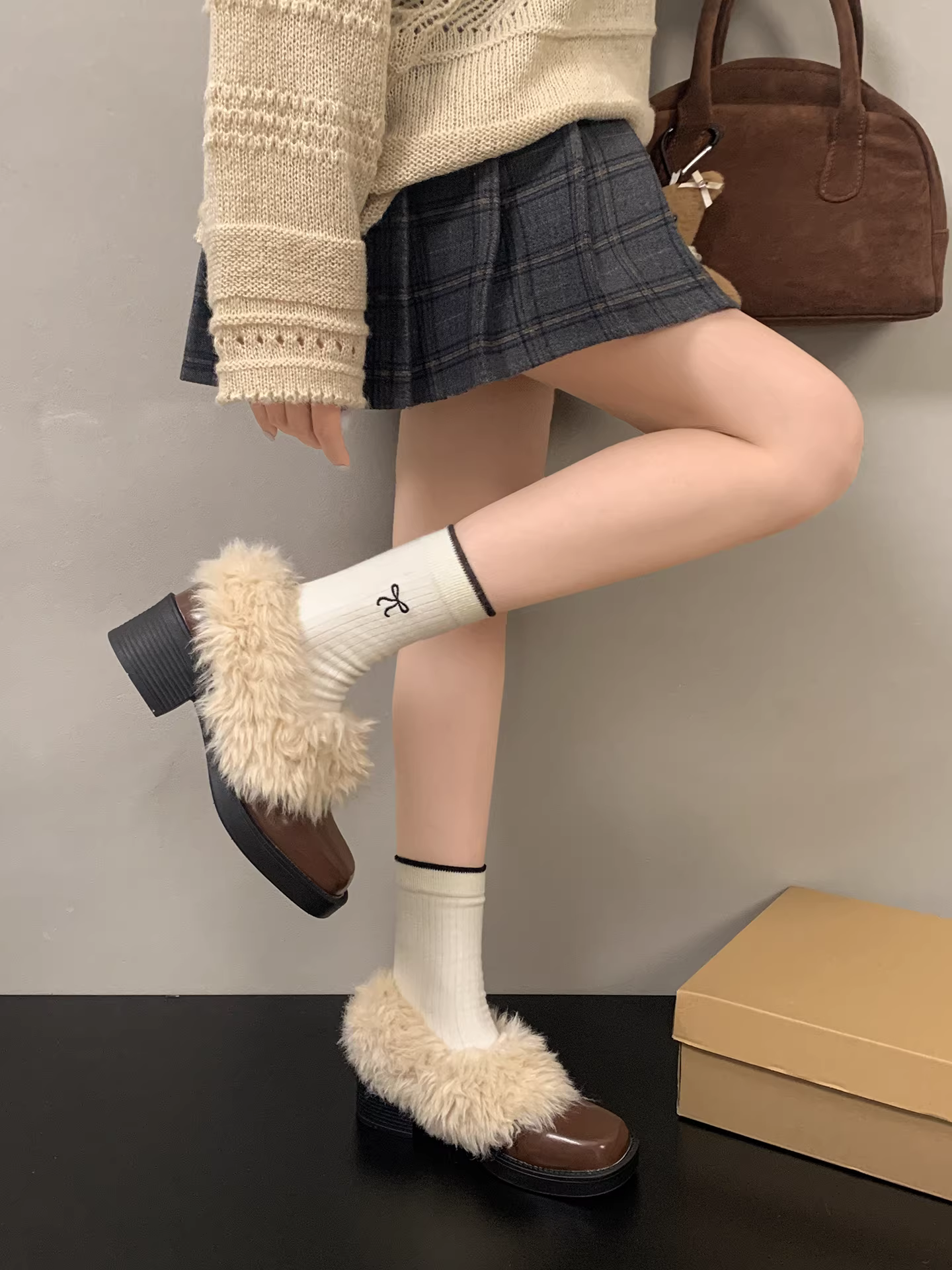 Giày da nữ đế dày kiểu Anh cổ điển màu đen, mùa thu đông 2025, lót lông giữ ấm, tăng chiều cao, gót cao