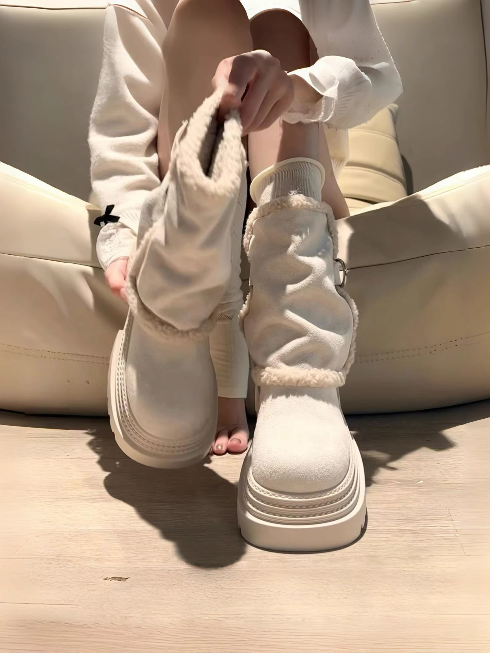 Giày bốt tuyết đế xuồng chunky cổ điển màu trắng dành cho nữ, kiểu dáng mùa đông mới 2025, lót lông cừu, dày dặn, giày bông ấm áp kiểu bootie.