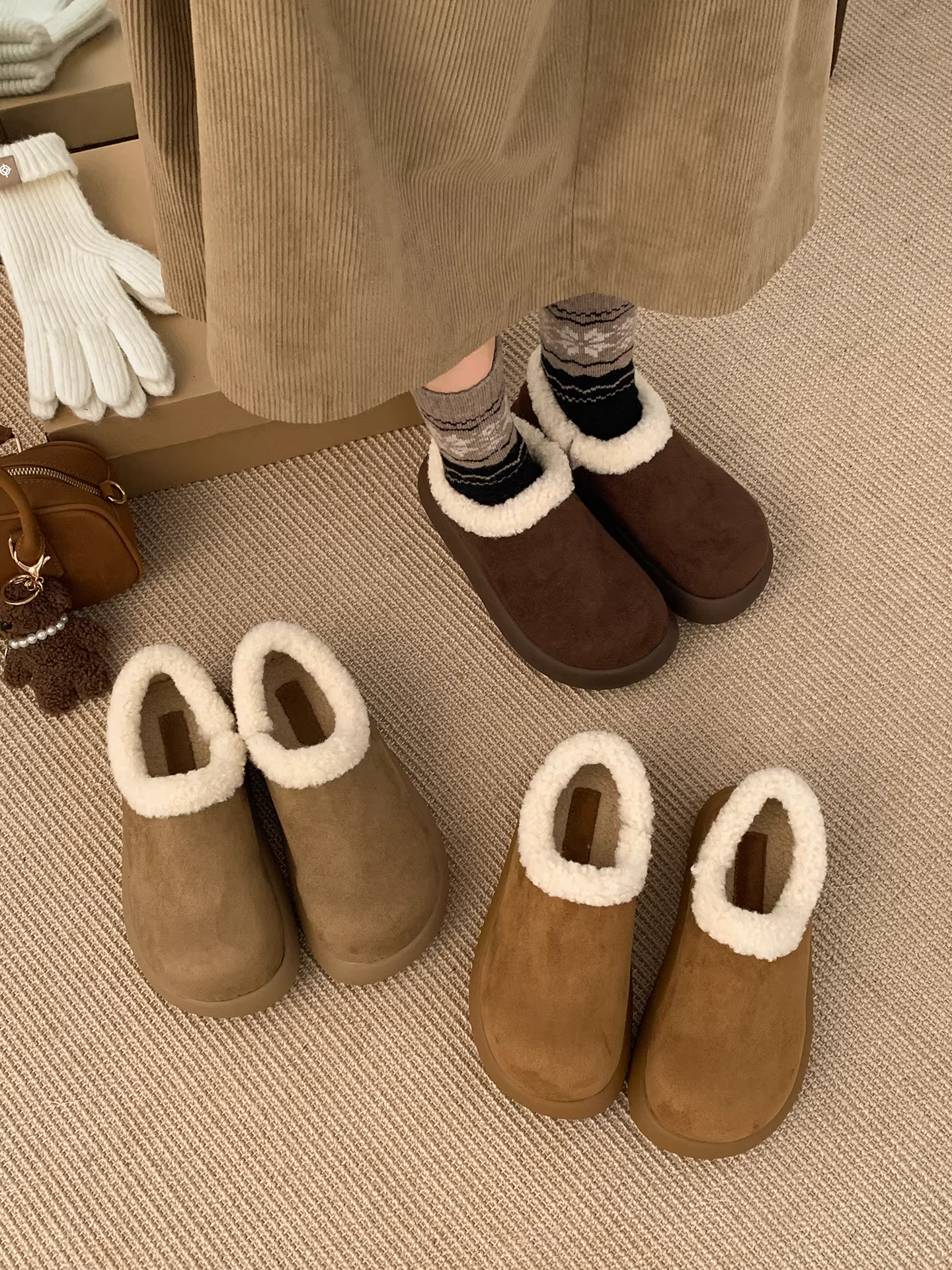 Giày bốt đi tuyết đế dày, lót lông cừu kiểu mới mùa đông 2025 dành cho nữ, ấm áp, đi ngoài trời, tăng chiều cao, chống trơn trượt, kiểu Birkenstock lông xù.