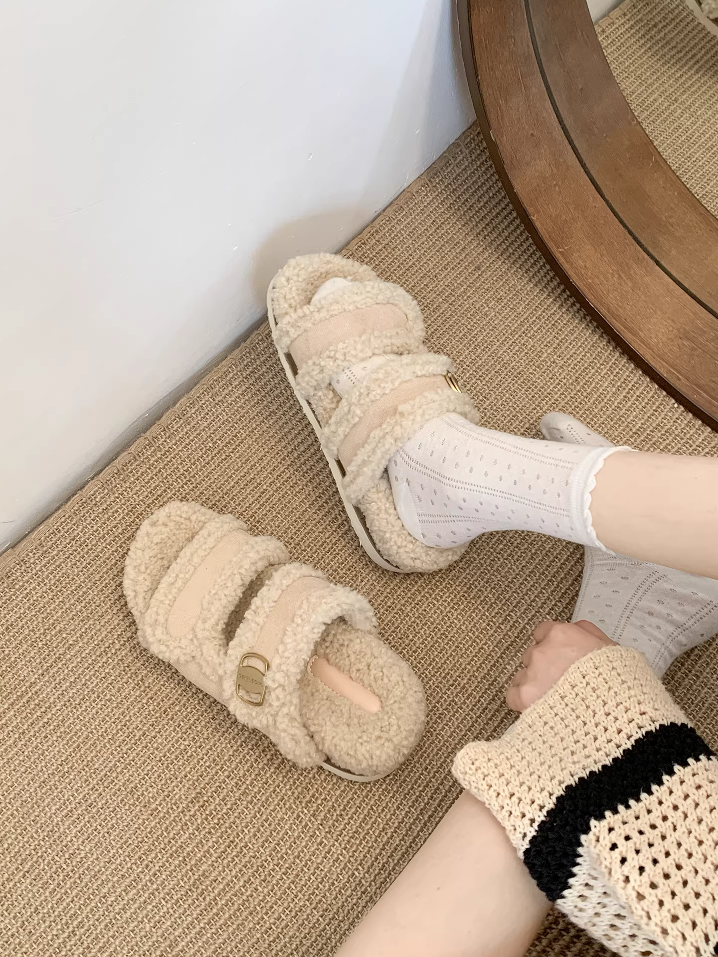 Phía Nam ở miền Nam: Dép lông dày đế dày kiểu cổ điển màu đen dành cho nữ, thích hợp để mang ngoài trời, dép lười đa năng chống trơn trượt mùa thu đông 2025 mới.