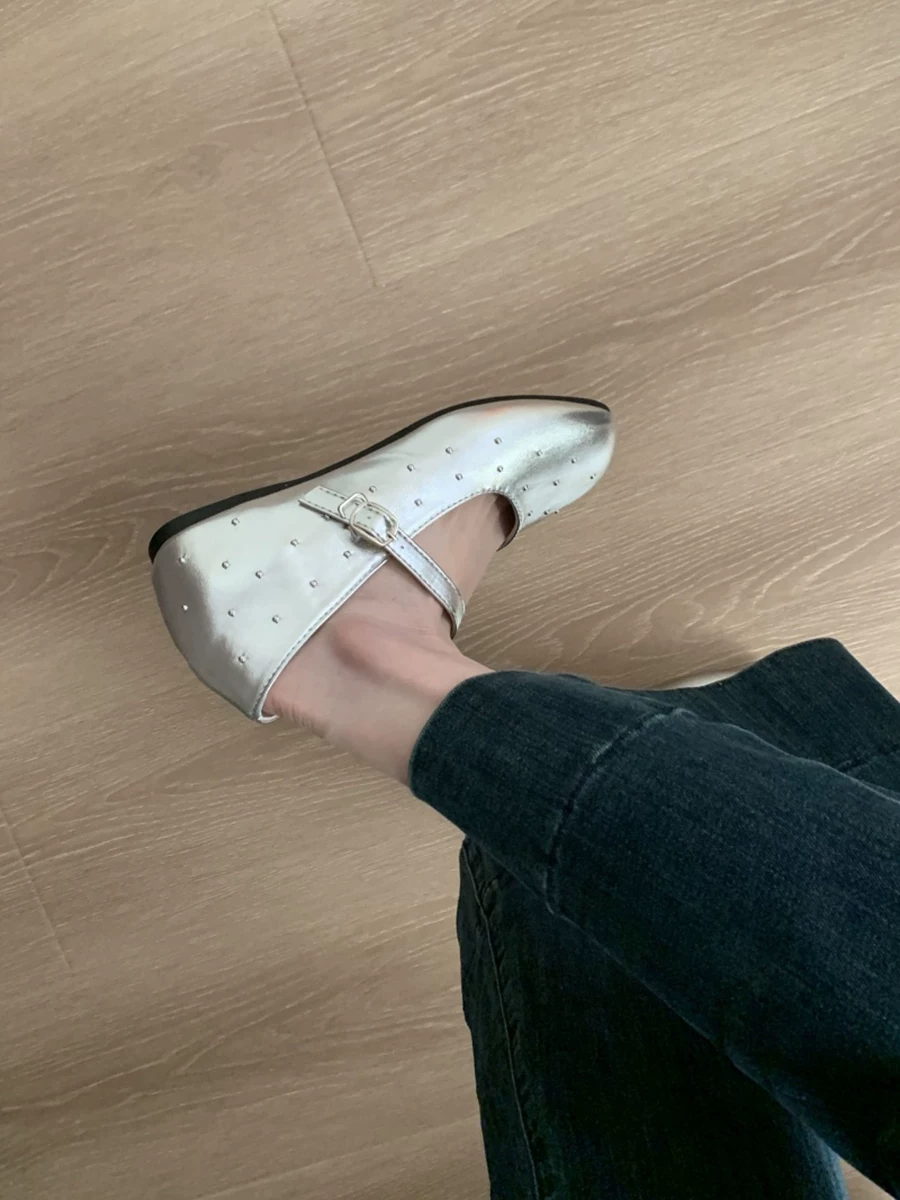 Giày bệt đế bằng mũi vuông màu đỏ kiểu Pháp dành cho nữ, giày Mary Jane đa năng mùa thu mới 2025, phối hợp tốt với chân váy.