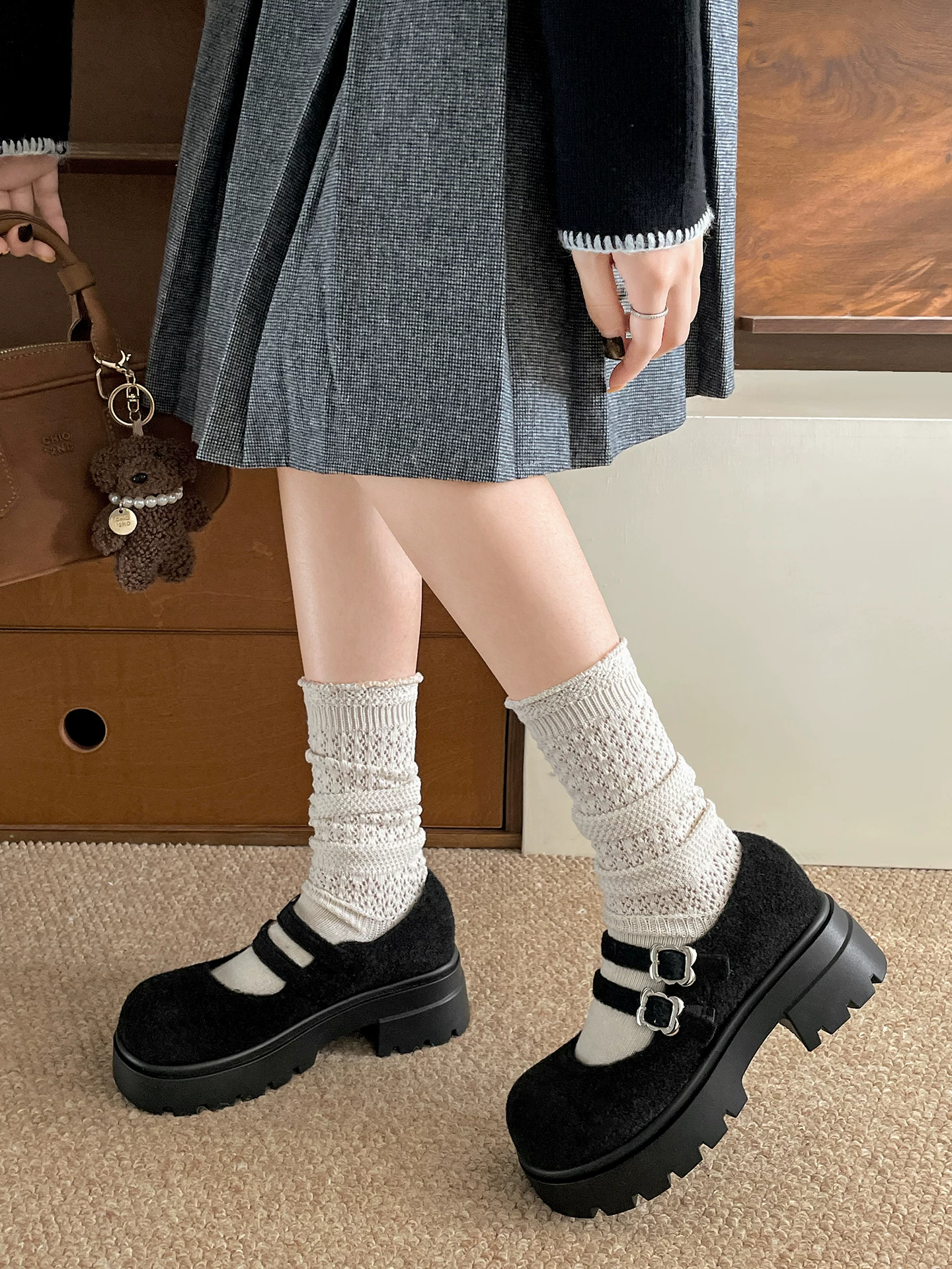 Giày bệt đế dày mũi tròn nhung retro dành cho nữ 2025, mẫu mới thu đông, tăng chiều cao, kiểu Mary Jane dành cho người nhỏ nhắn