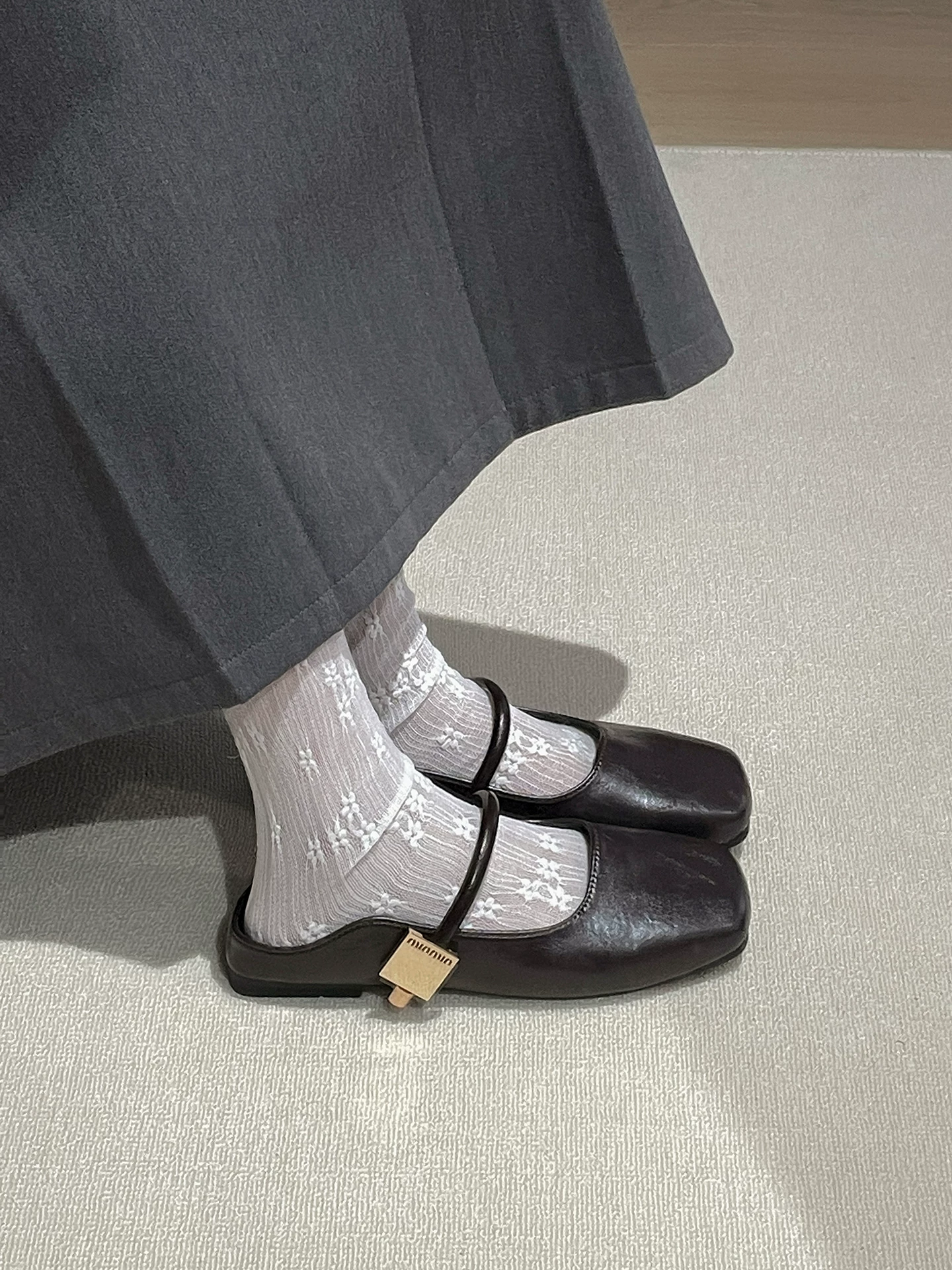 Dép bệt đế bằng mũi kín kiểu retro đen tăng chiều cao dành cho nữ, đi ngoài trời mùa hè, kiểu mới 2025, dép quai ngang mũi vuông kiểu Pháp đế mềm.