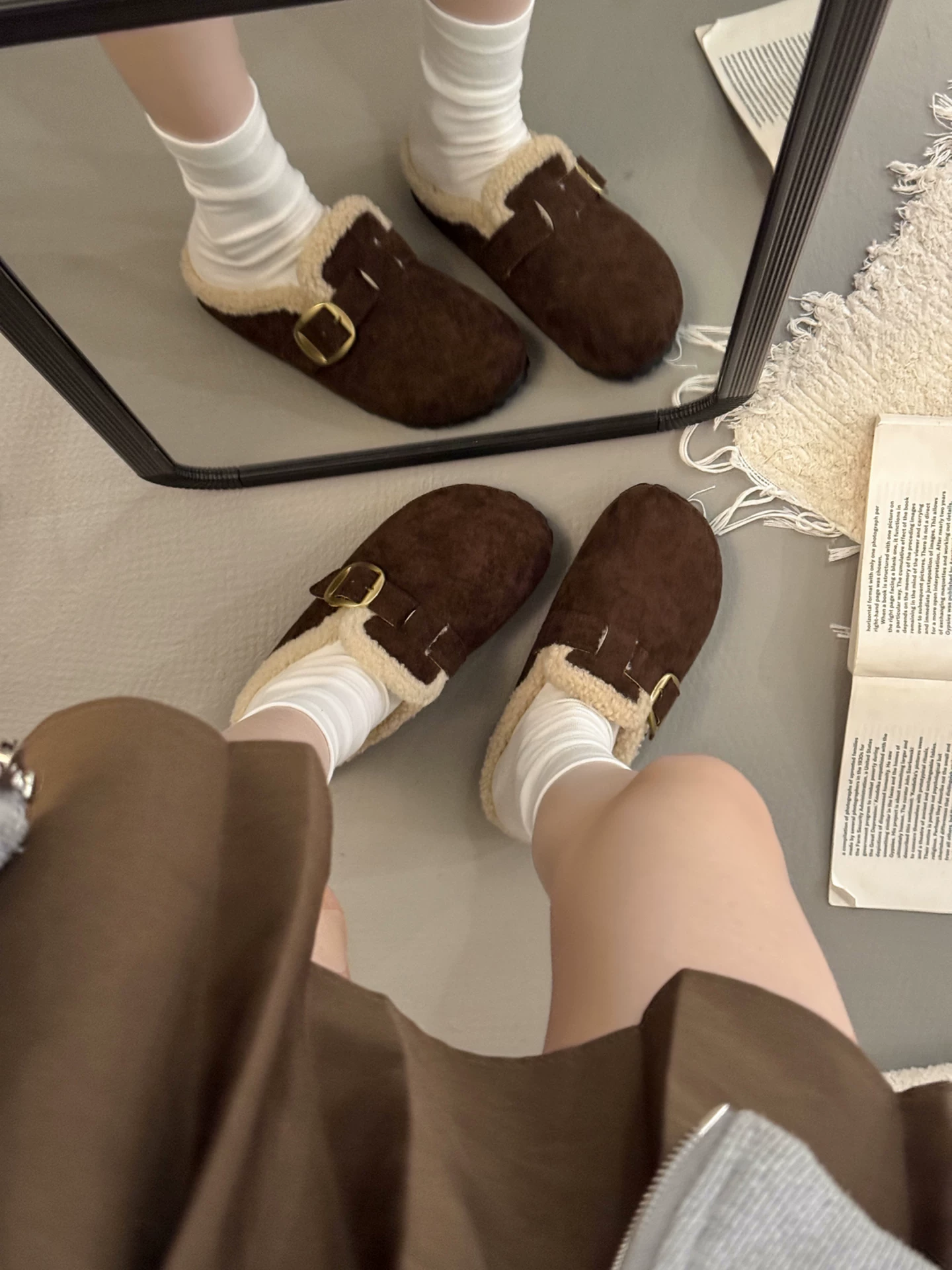 Giày Birkenstock đế dày kiểu retro màu nâu, chất liệu nhung mềm mại, kiểu nửa dép nửa giày, dành cho nữ, mẫu mới thu đông 2025, giữ ấm, mũi kín, chất liệu cotton.