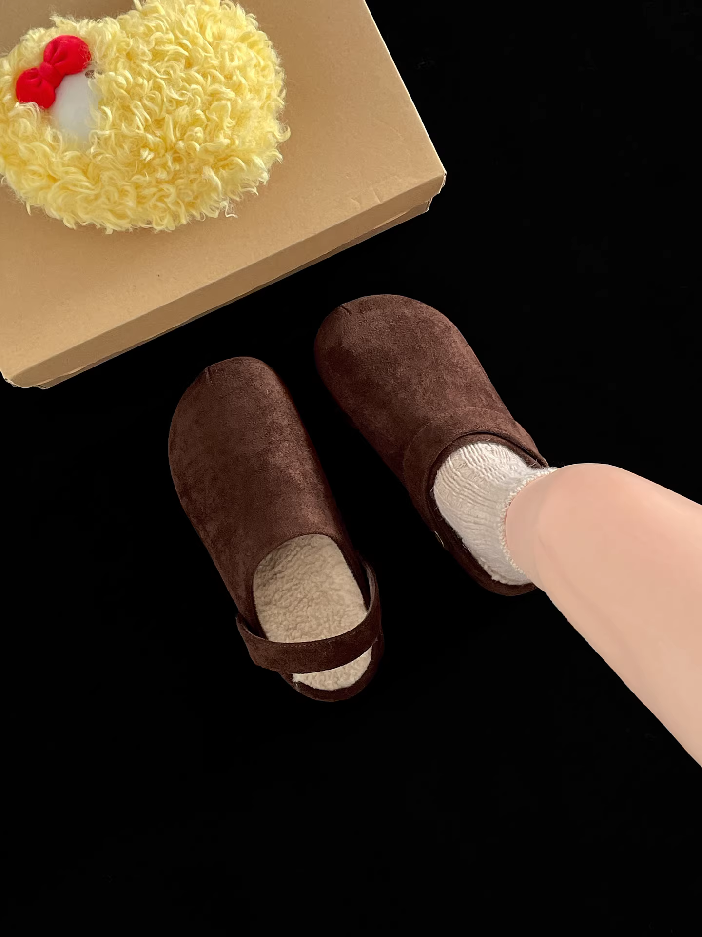 Giày Birkenstock đế dày phong cách retro tăng chiều cao, chất liệu nhung mềm mại, kiểu nửa dép dành cho nữ, mẫu mới thu đông 2025, giữ ấm bằng vải cotton.