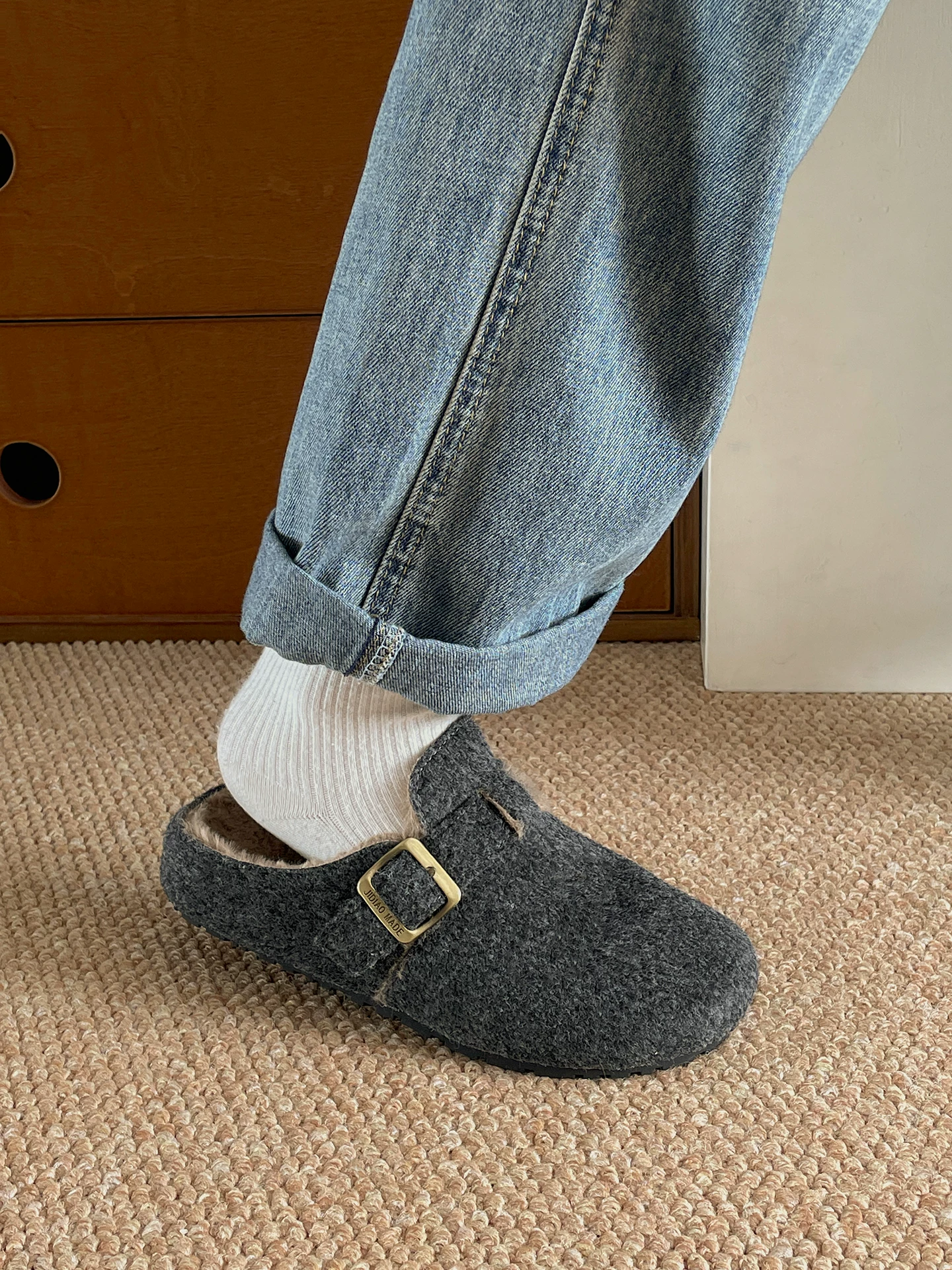 Giày Birkenstock đế dày màu nâu cổ điển kiểu Pháp dành cho nữ, kiểu dáng mùa thu mới 2025, phối cùng chân váy và dép bông nhung bảo vệ ngón chân.