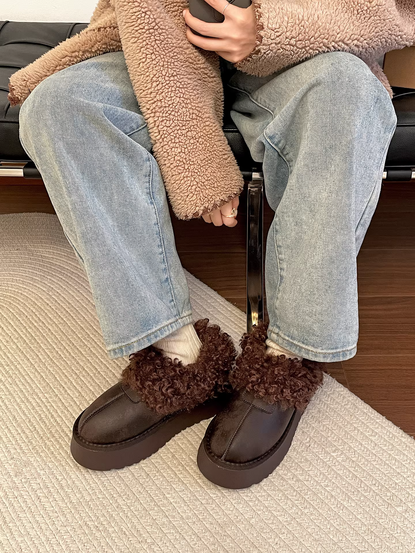 Giày bốt tuyết đế dày cổ điển màu trắng dành cho nữ, giày bông lông dày giữ ấm mùa đông mới năm 2025.