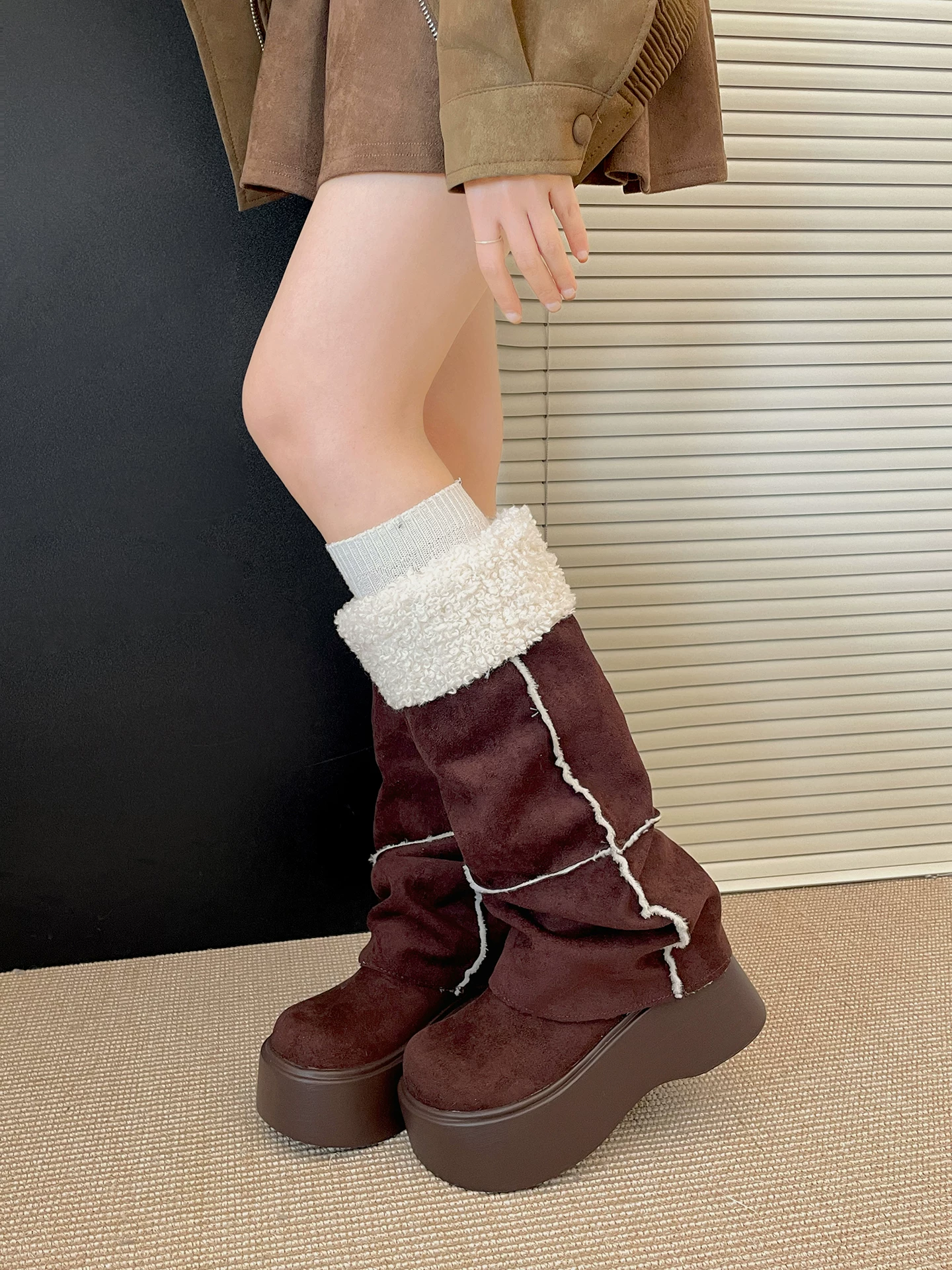 Giày bốt tuyết cao cổ đế dày kiểu retro màu trắng dành cho nữ, kiểu dáng mùa đông mới 2025, tăng chiều cao và giữ ấm với chất liệu cotton, kiểu dáng ống quần.
