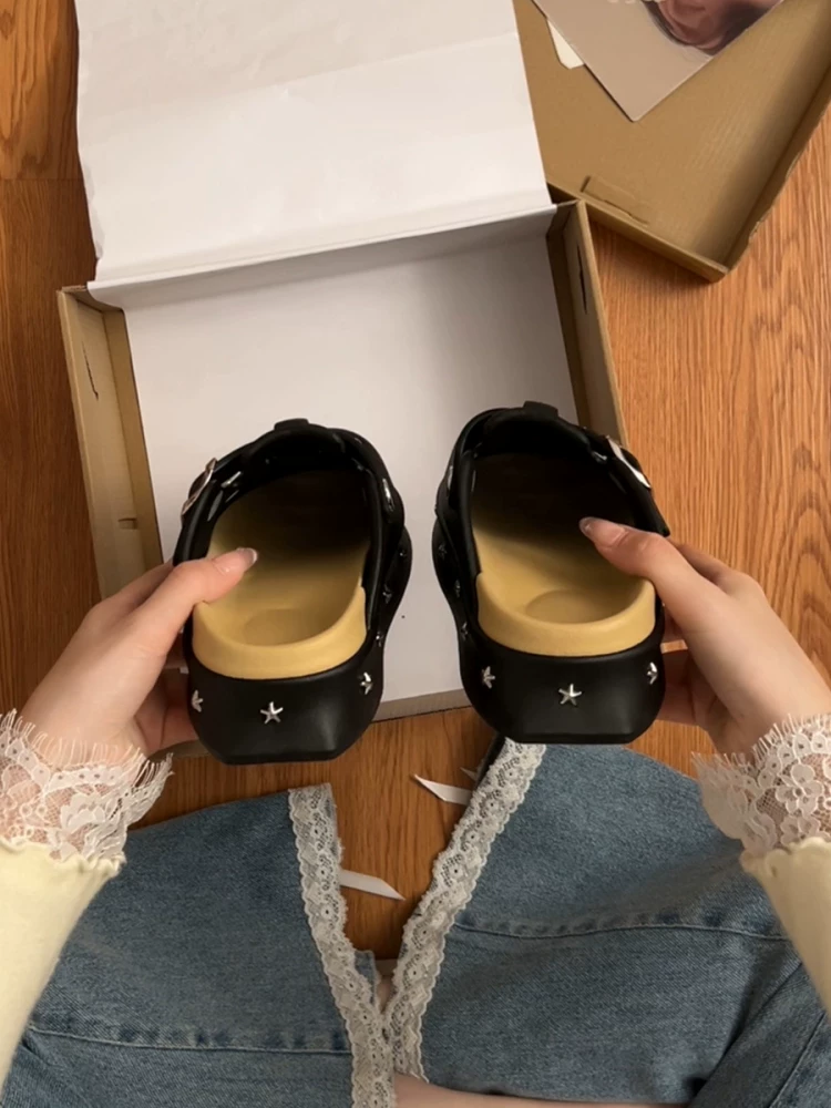 Dép clog nữ đế dày chống trơn họa tiết hoạt hình, mẫu mới hè 2025, đi ngoài trời, tăng chiều cao, đế êm, kiểu kín mũi.