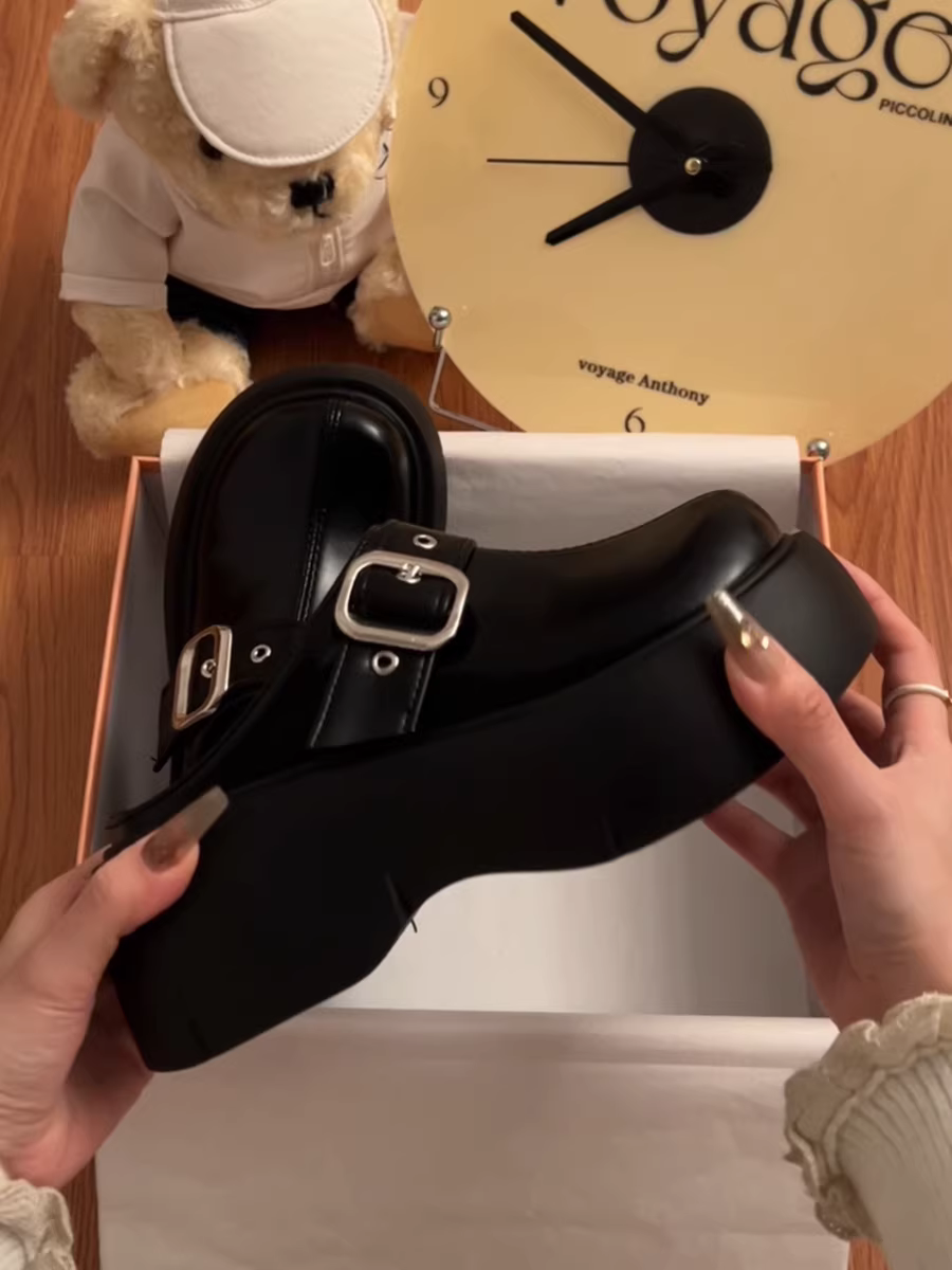 Dép sandal nữ đế bằng màu đen, mũi kín, kiểu mới hè 2025, chống trơn trượt, dễ mang.