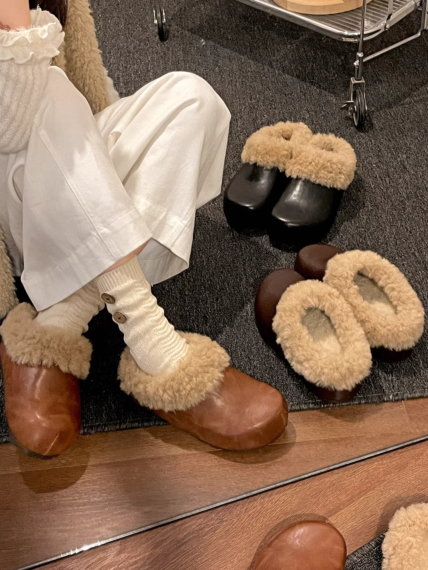 Giày dép lông dày đế dày chống trơn màu đen dành cho nữ, mặc ngoài trời mùa đông, kiểu mới 2025, lót lông cừu, dày dặn, ấm áp, kiểu dáng cổ điển kiểu Birkenstock.