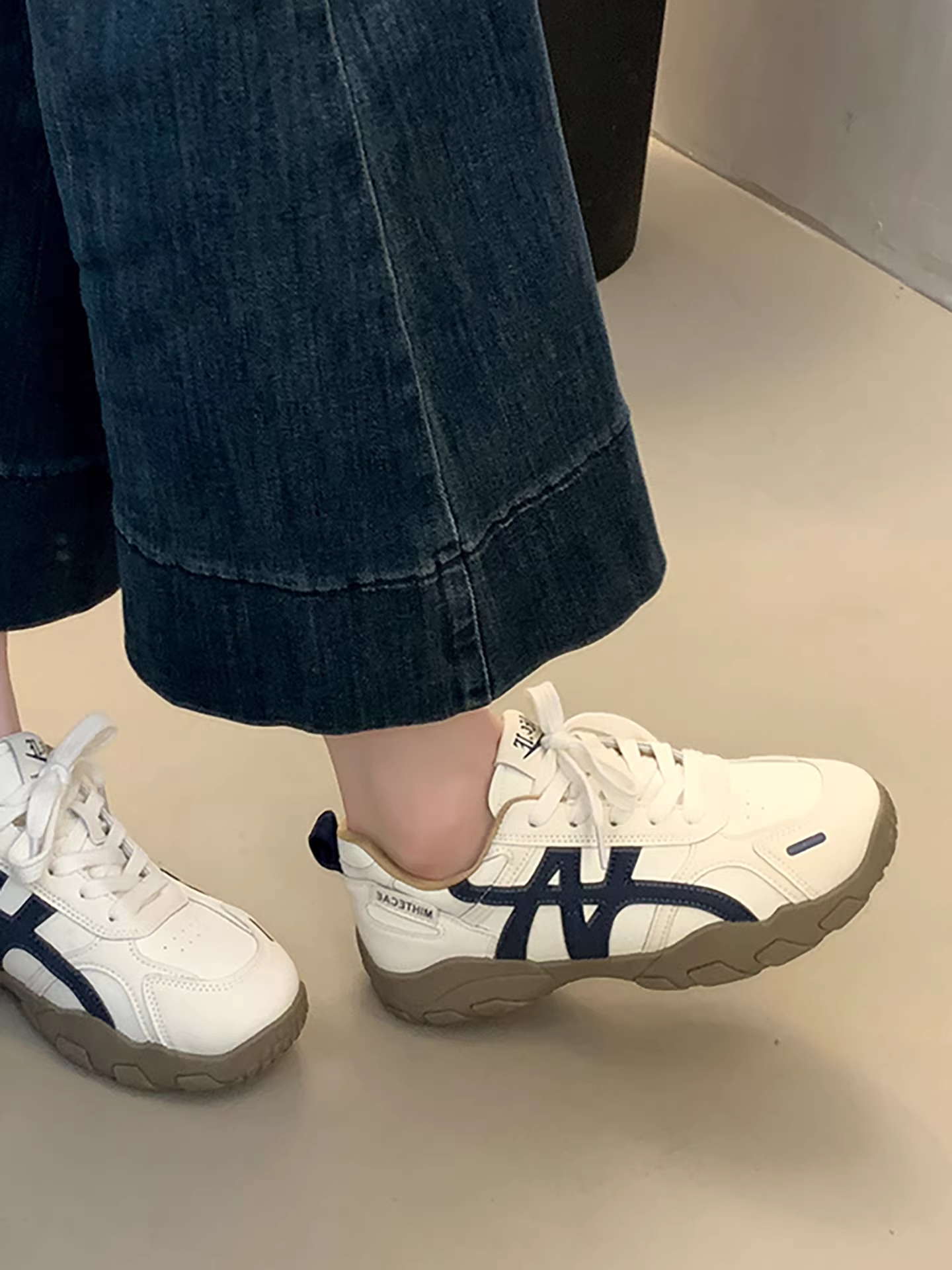 Giày thể thao nữ đế dày tăng chiều cao, kiểu retro trắng đa năng, mẫu mới thu đông 2025, phong cách thể thao giản dị kiểu Forrest Gump.