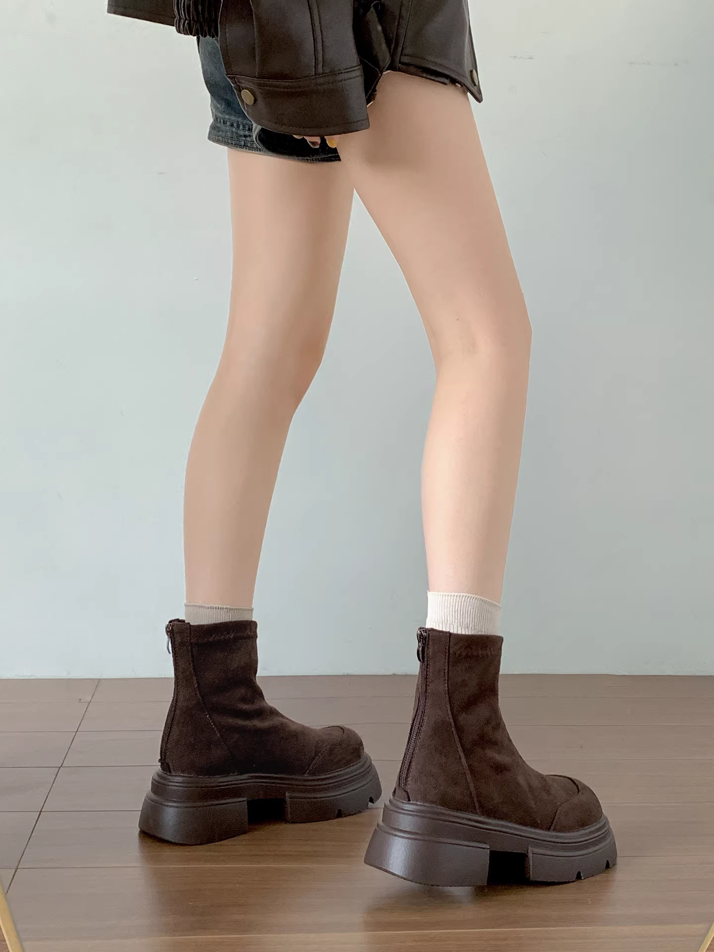 Giày bốt nữ đế dày kiểu retro màu nâu, mẫu mới thu đông 2025, đa năng, tăng chiều cao, thon gọn, kiểu Melard, cổ ngắn