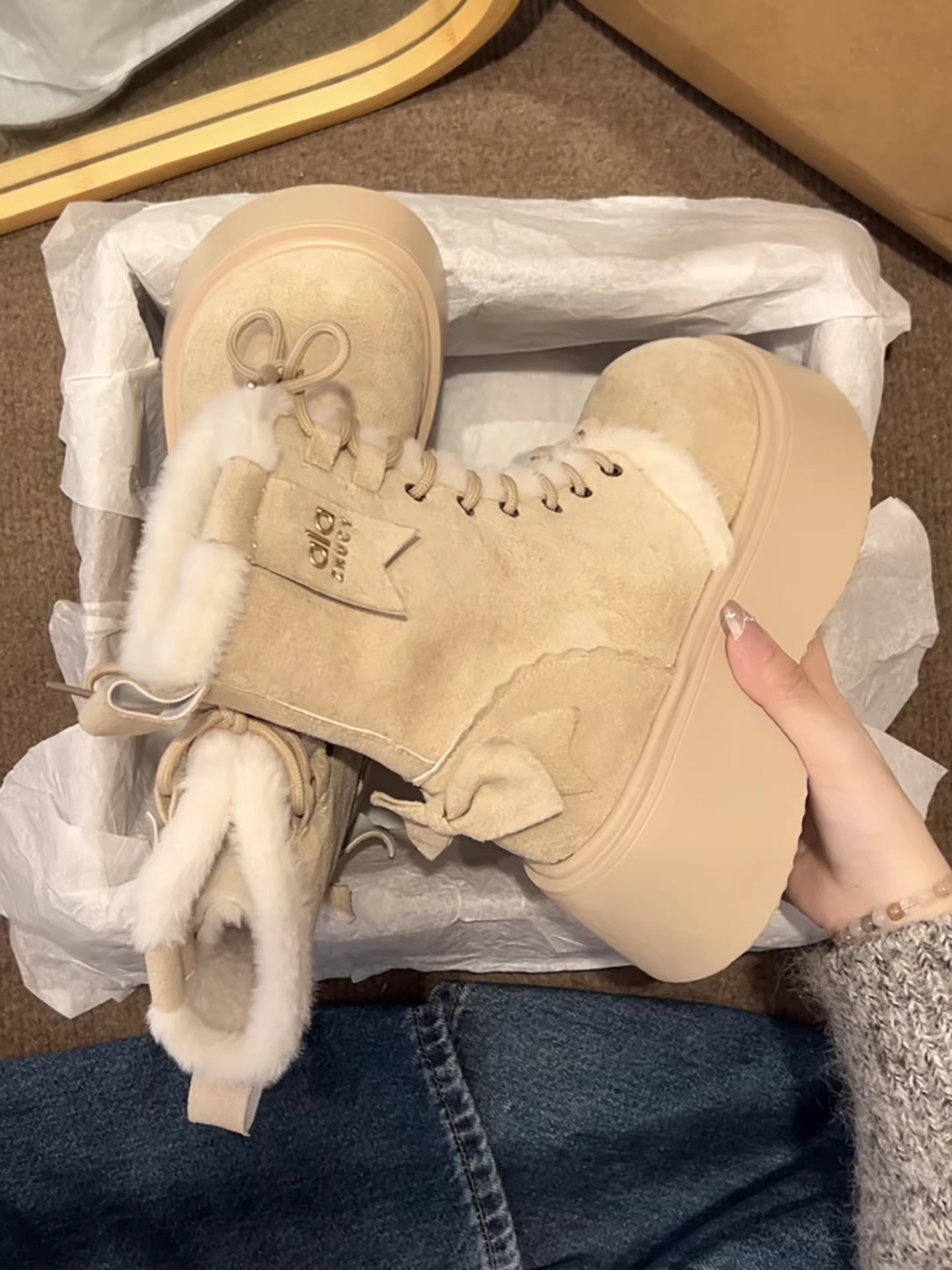 Giày bốt mùa đông nữ 2025 mới, lót lông mềm mại, đế dày chống trơn trượt, tăng chiều cao, ấm áp, kiểu dáng cổ điển bằng vải cotton dành cho vùng Đông Bắc.