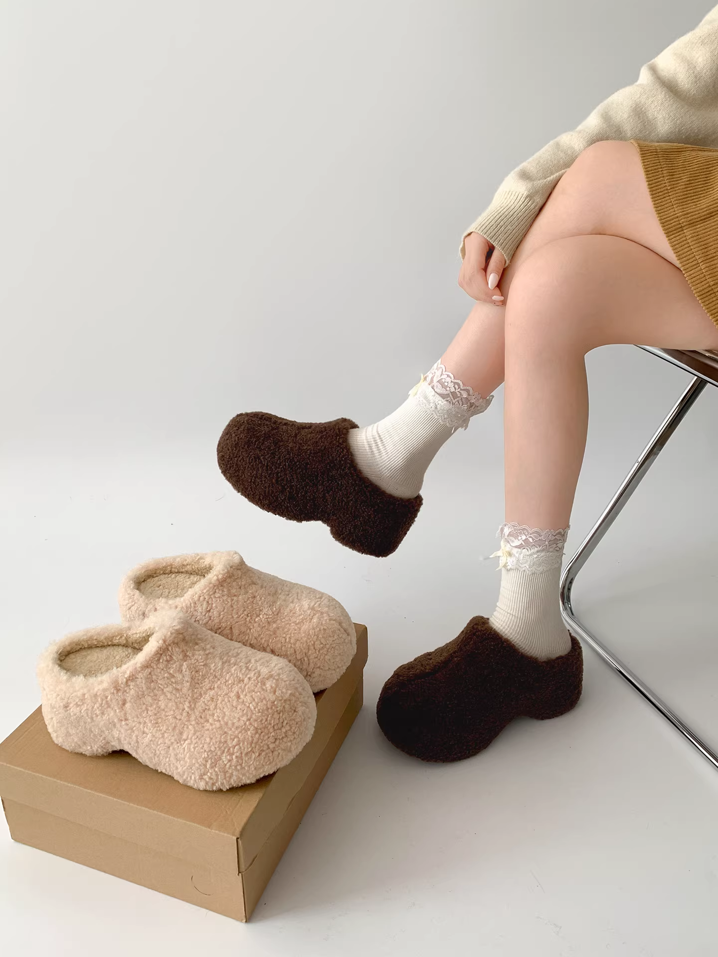 Đôi dép lông dày đế cao cổ điển màu trắng dành cho nữ, thích hợp để mang ngoài trời, dép bông giữ ấm có lót lông cừu mùa thu đông 2025 mới.