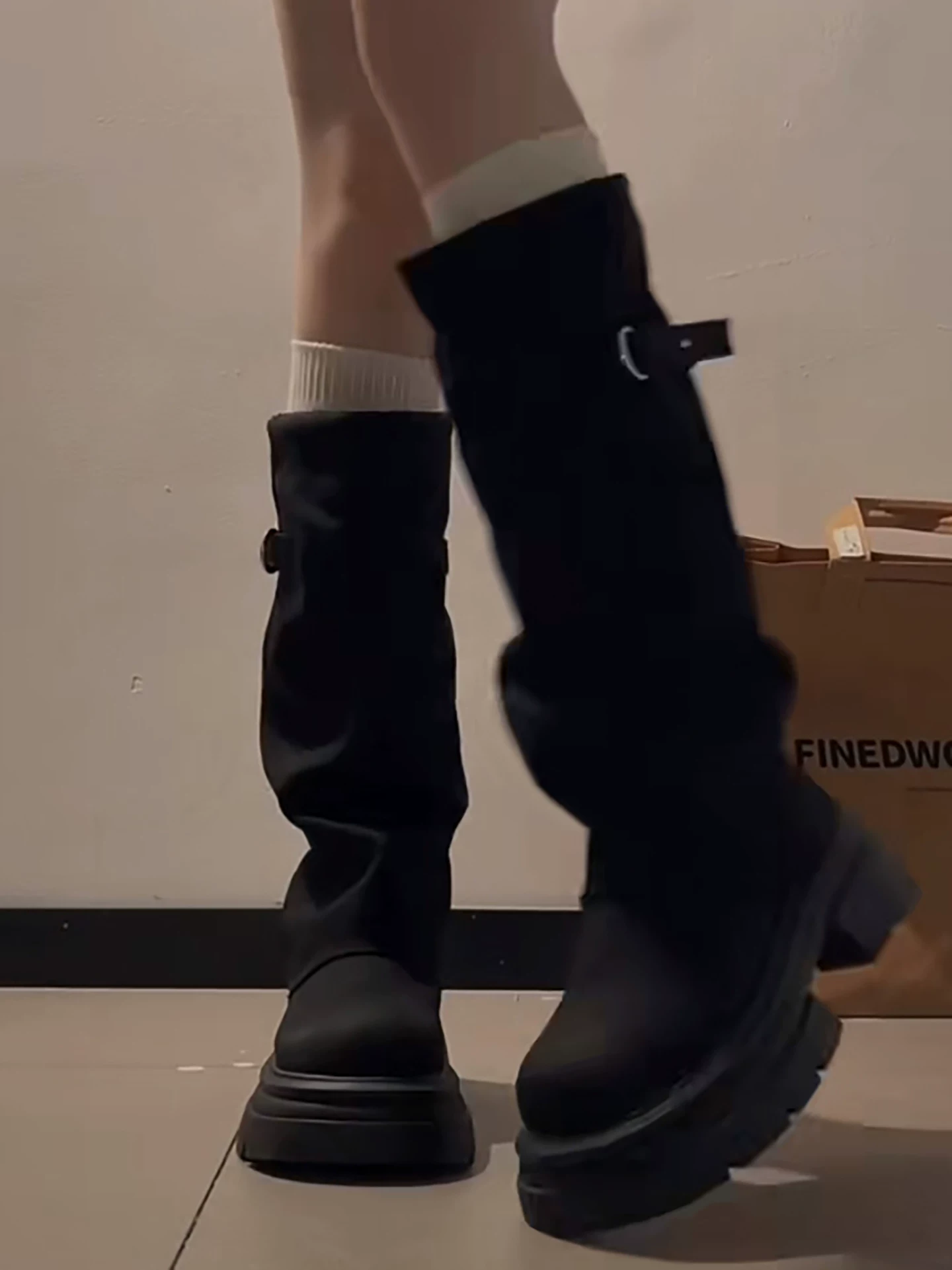 Giày bốt cao cổ đế dày kiểu retro đen dành cho nữ, mẫu mới thu đông 2025, đa năng, tôn dáng, kiểu dáng quần ống rộng, thích hợp đi xe.