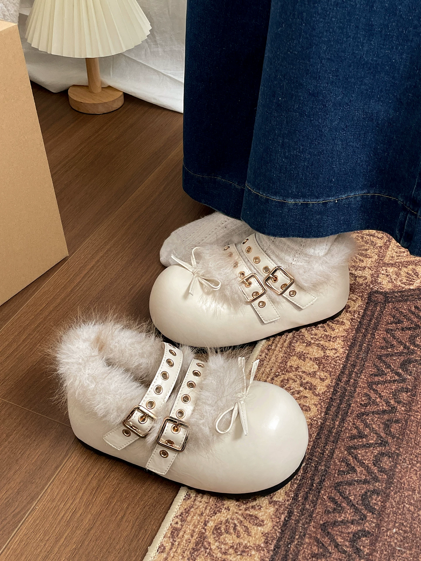 Giày cotton đế dày lót lông phong cách Pháp màu trắng dành cho nữ, mẫu mới mùa đông 2025, đi ngoài trời, giày Mary Jane lông ấm áp.