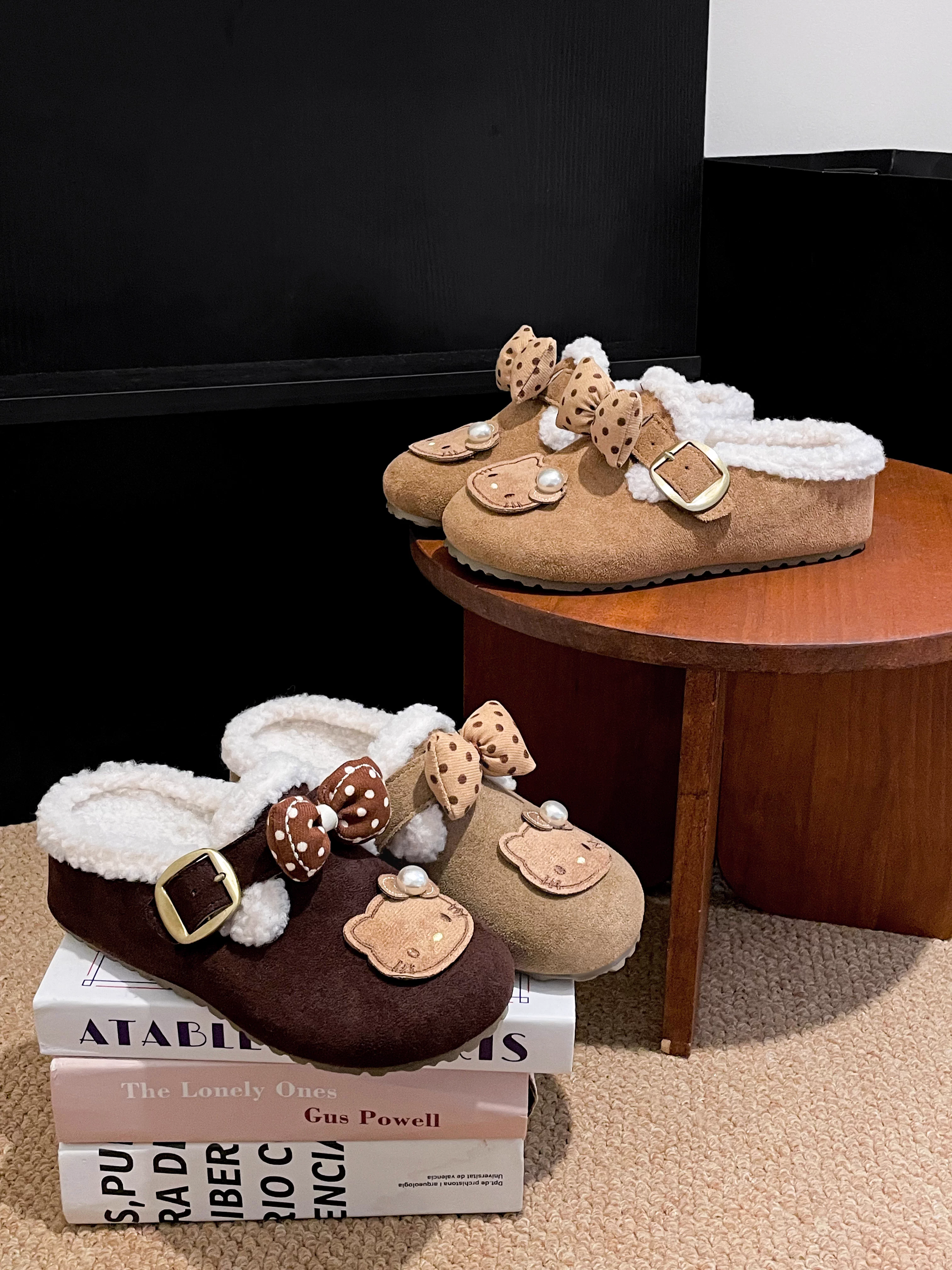 Giày Birkenstock đế dày phong cách hoạt hình kiểu Pháp dành cho nữ, dép bông lông ấm áp mùa đông mới năm 2025, chống trơn trượt khi đi ngoài trời.