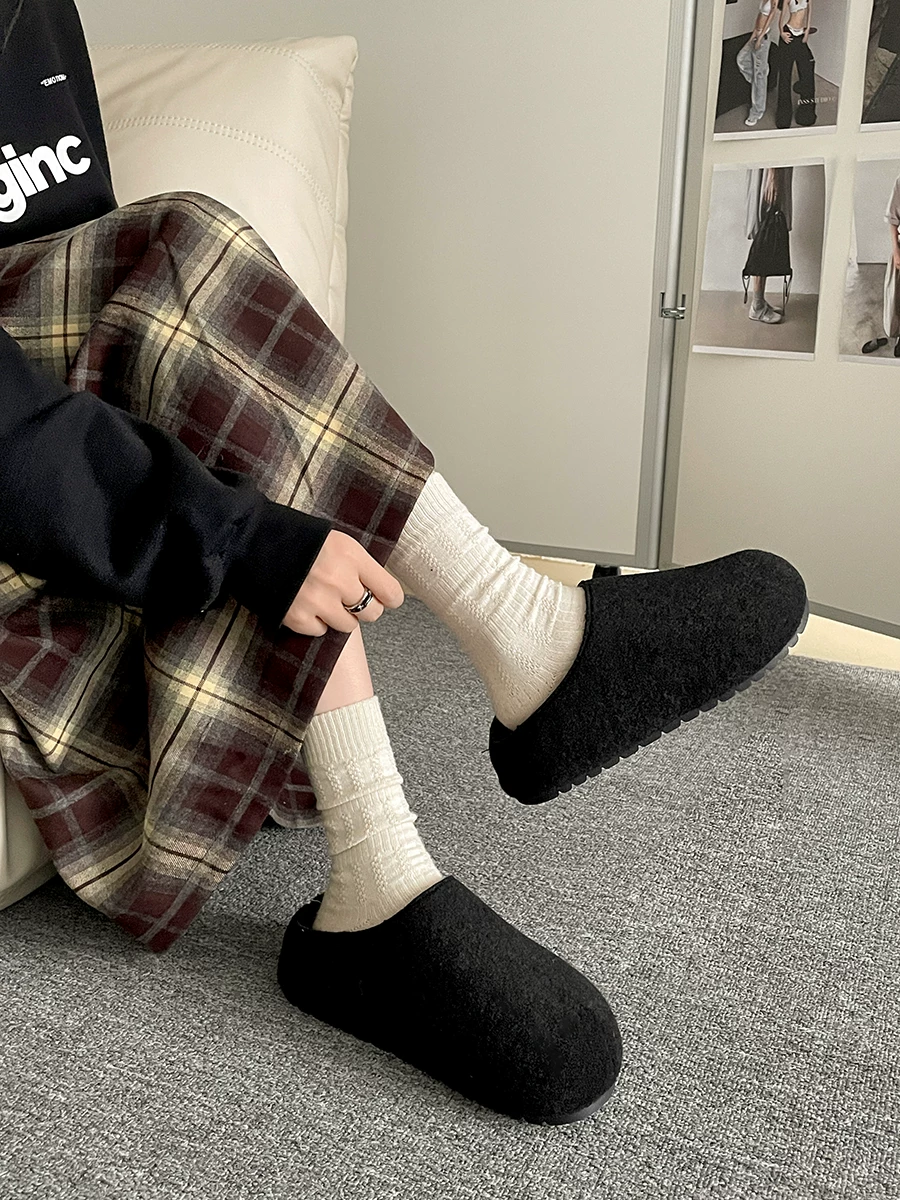 Dép lông dày đế xuồng kiểu retro dành cho nữ, phong cách Xuân Thu 2025 mới, lót lông cừu giữ ấm, kiểu Birkenstock, mũi kín.