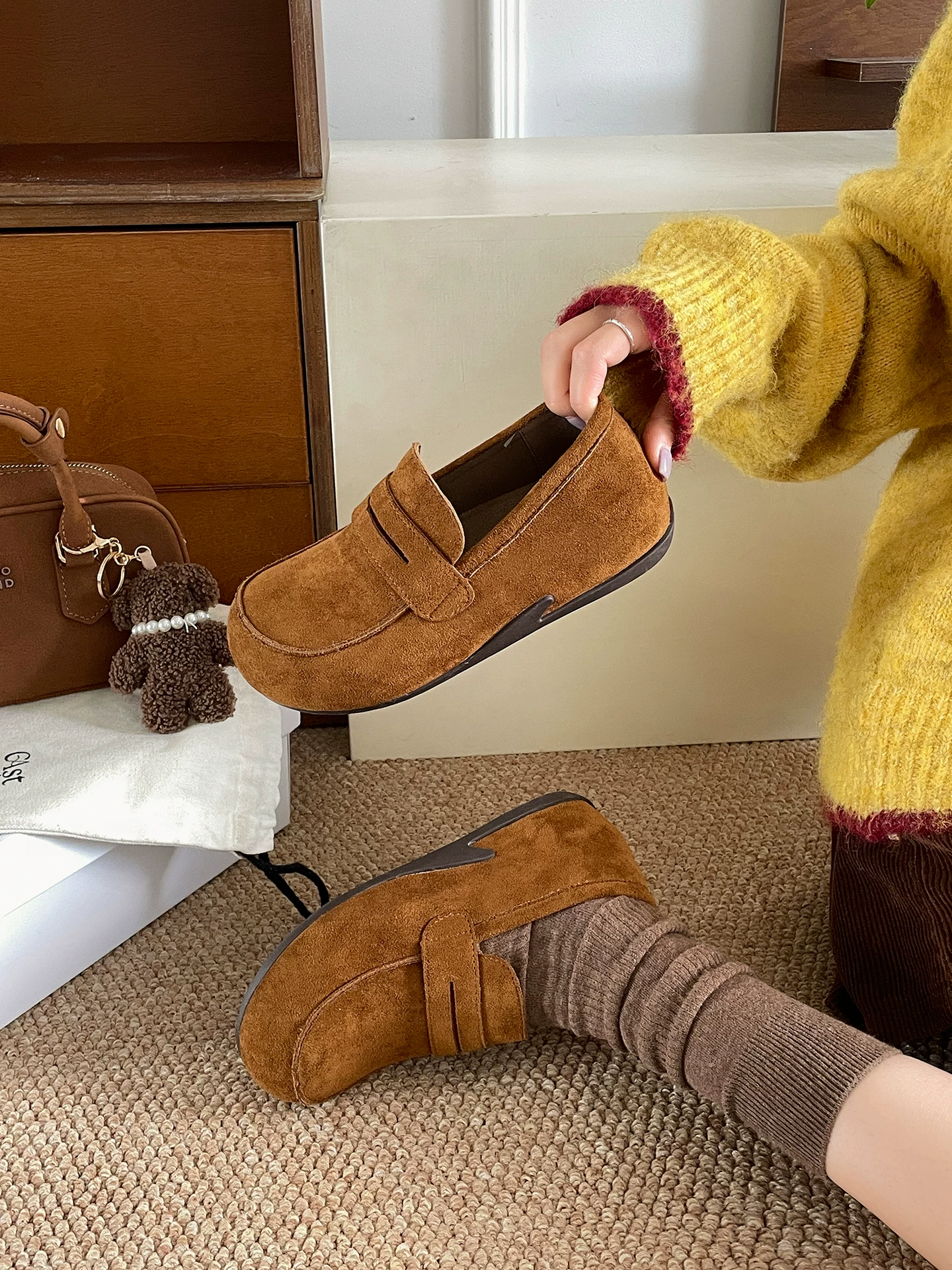 Giày Birkenstock đế dày màu nâu, kiểu dáng ôm chân dành cho nữ, mẫu mới thu đông 2025, giày lười đa năng phối hợp tốt với chân váy.