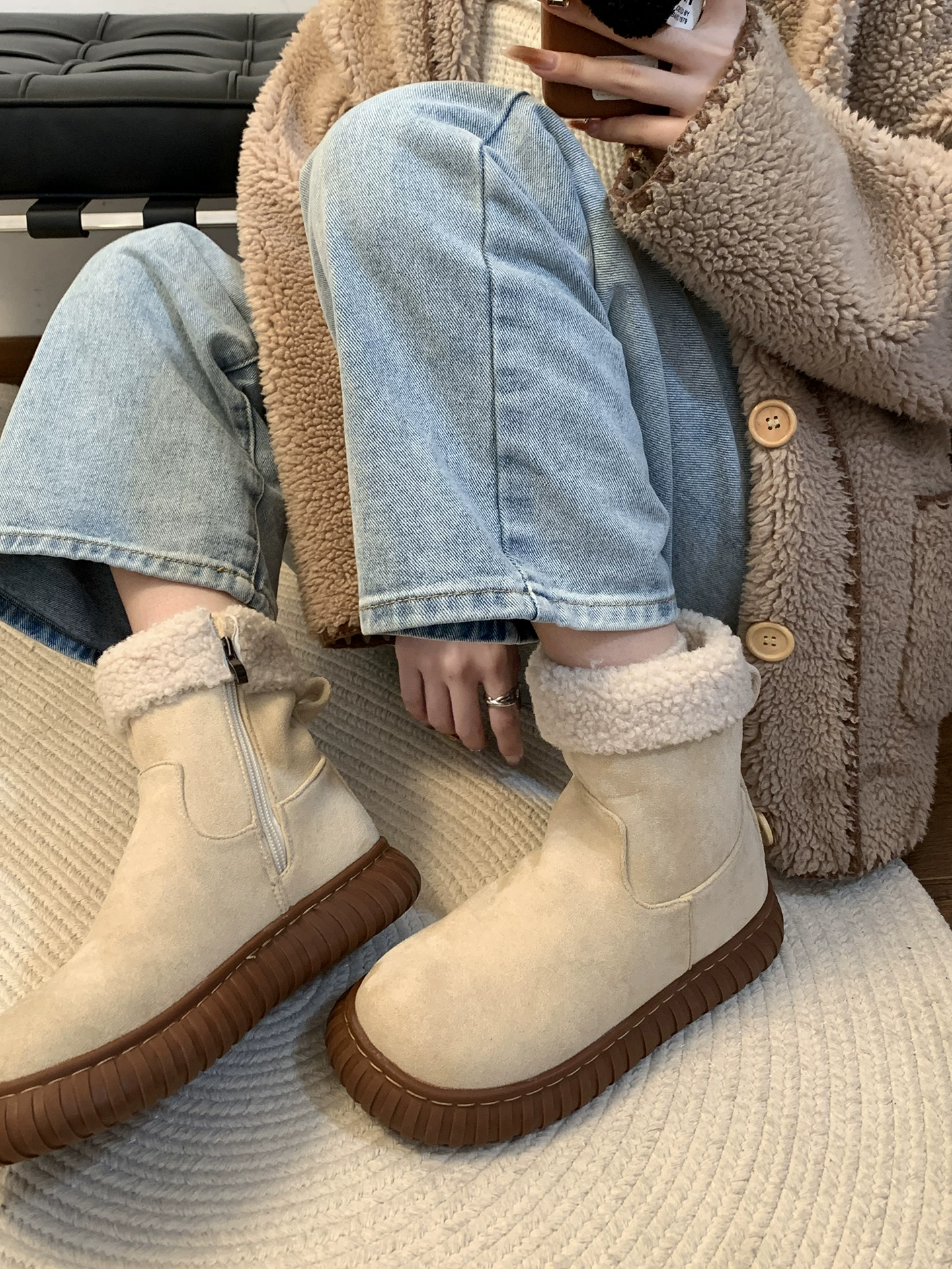 Giày bốt nữ đế dày giữ ấm màu nâu chống trơn, kiểu mới mùa đông 2025, giày bông dày lót lông cừu kiểu lười đi Đông Bắc