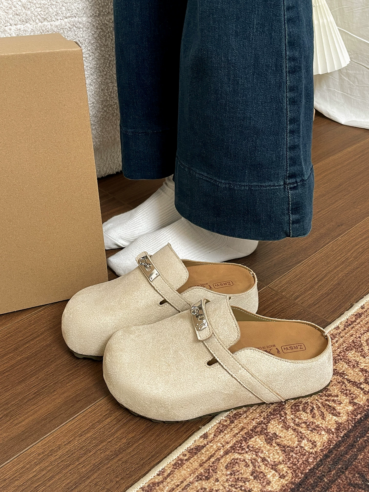 Giày Birkenstock đế dày nửa đế kiểu cổ điển dành cho nữ, mùa đông 2025, tăng chiều cao, đi ngoài trời, phối chân váy, kiểu kín mũi.