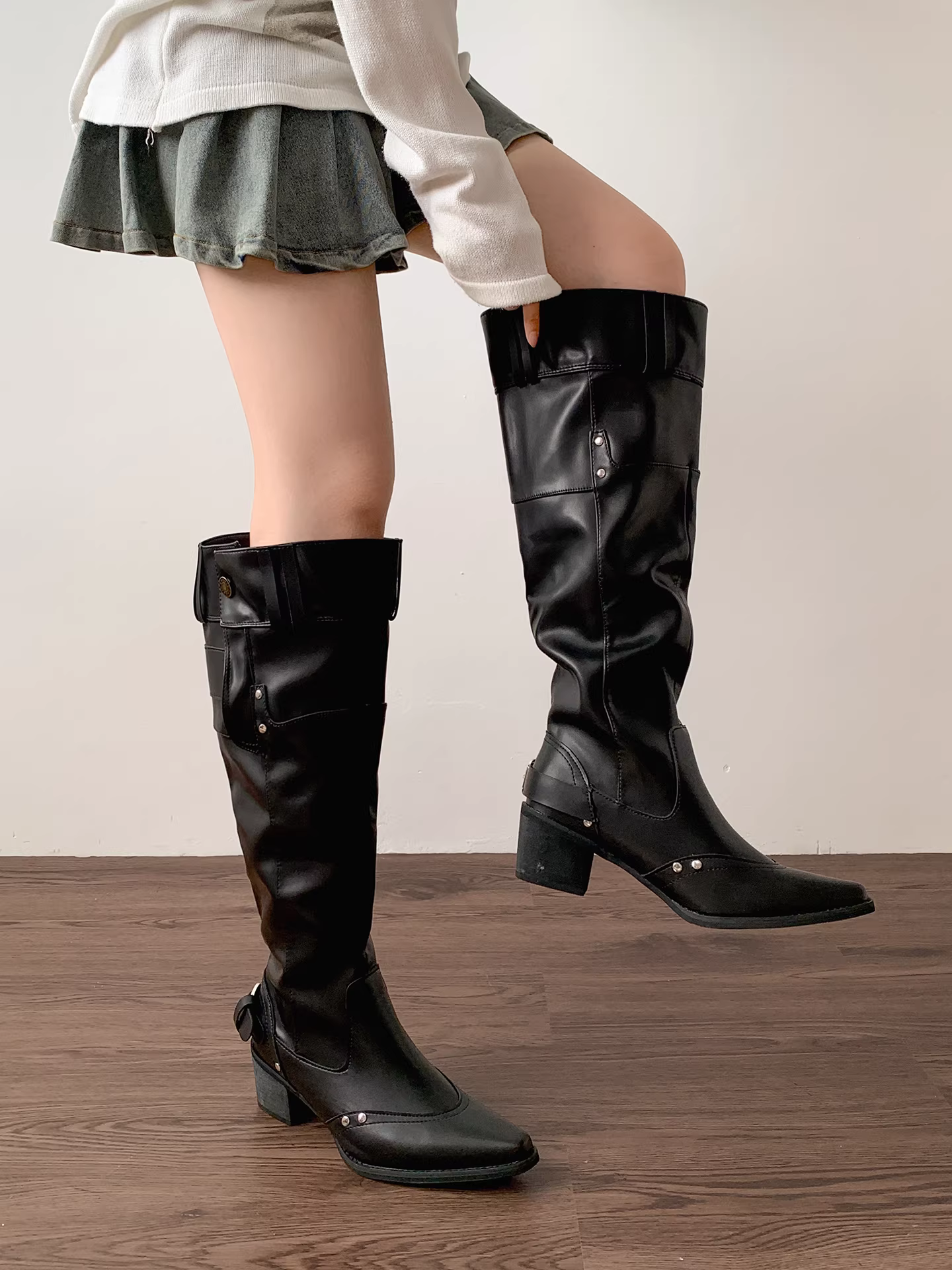 Giày bốt mũi nhọn gót dày kiểu Anh cổ điển màu đen dành cho nữ, bốt dài, kiểu thu đông mới 2025, phối cùng váy, bốt cưỡi ngựa tăng chiều cao