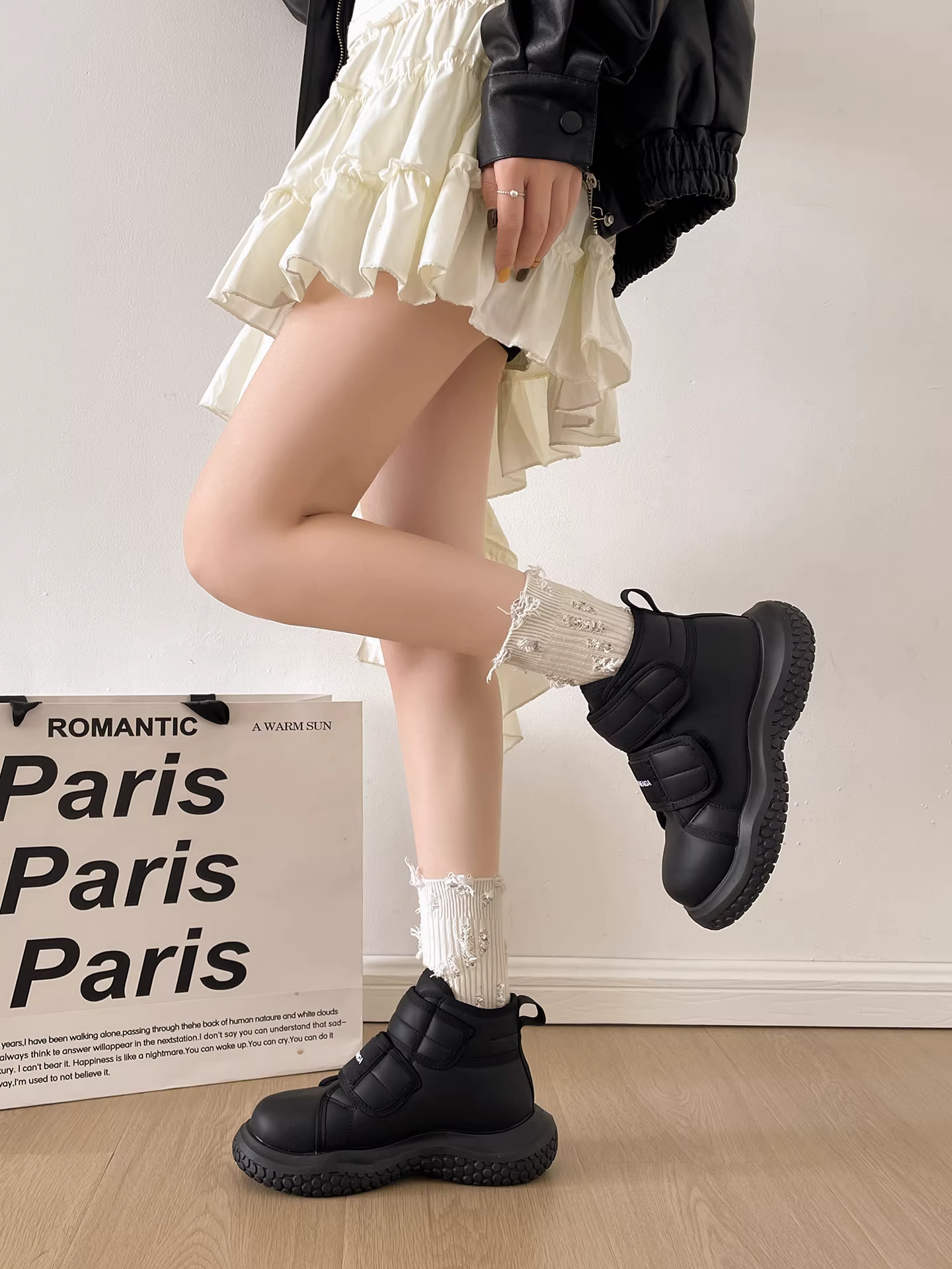 Giày bốt tuyết đế dày cổ điển màu trắng dành cho nữ 2025, áo khoác ngoài mùa đông mới giữ ấm, chống trơn trượt, có khóa dán, chất liệu cotton