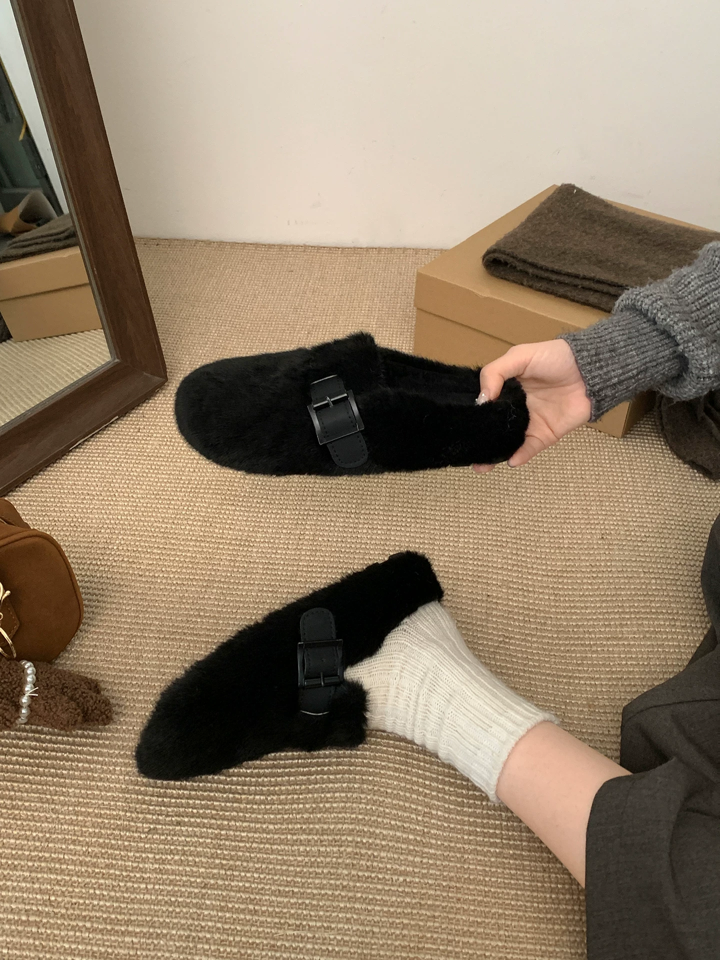 Đôi dép lê nữ đế dày kiểu Pháp cổ điển, chất liệu nhung mềm mại, đi ngoài trời, mẫu mới mùa đông 2025, giữ ấm, chống trơn trượt, kiểu Birkenstock, chất liệu cotton.