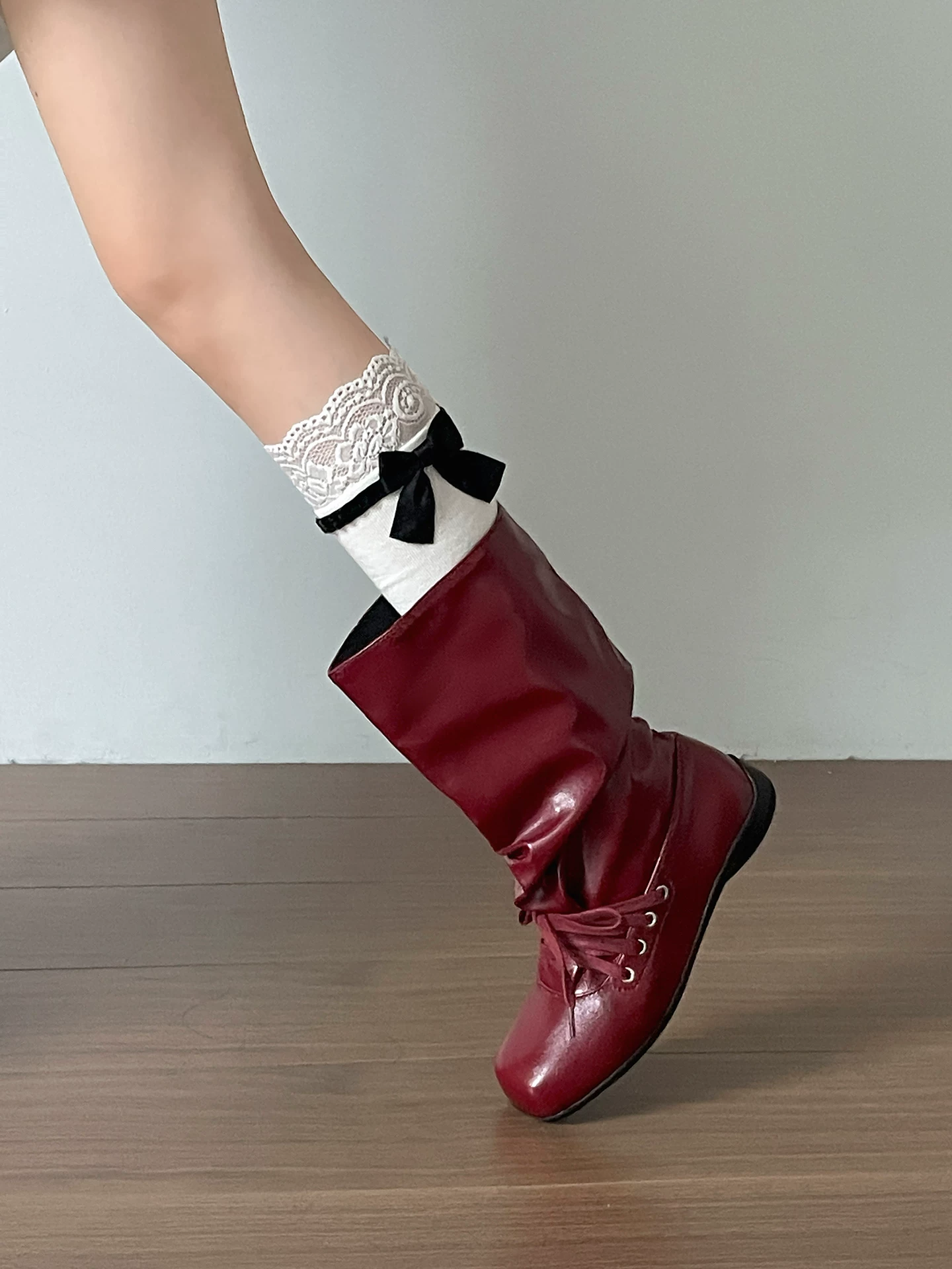 Giày bốt nữ đế bằng mũi vuông đa năng kiểu retro màu nâu, kiểu mới mùa thu 2025, phối cùng chân váy, kiểu dáng xòe rộng phong cách miền Tây.