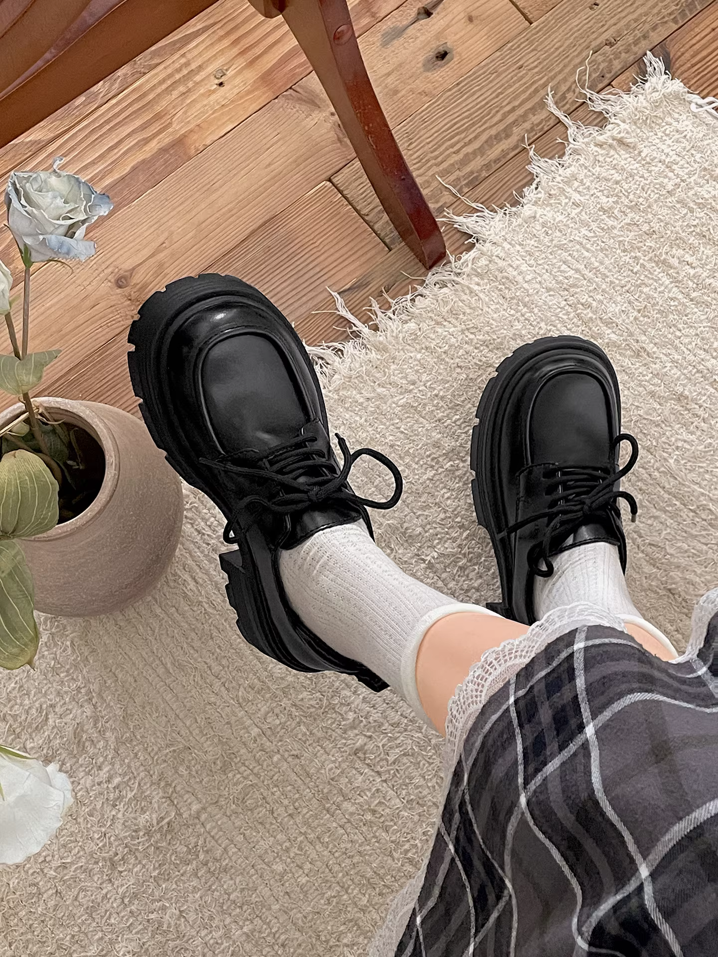 Giày nữ đế dày kiểu retro đen, tăng chiều cao, kiểu mới thu 2025, phối cùng chân váy, giày lười phong cách Anh Quốc JK.