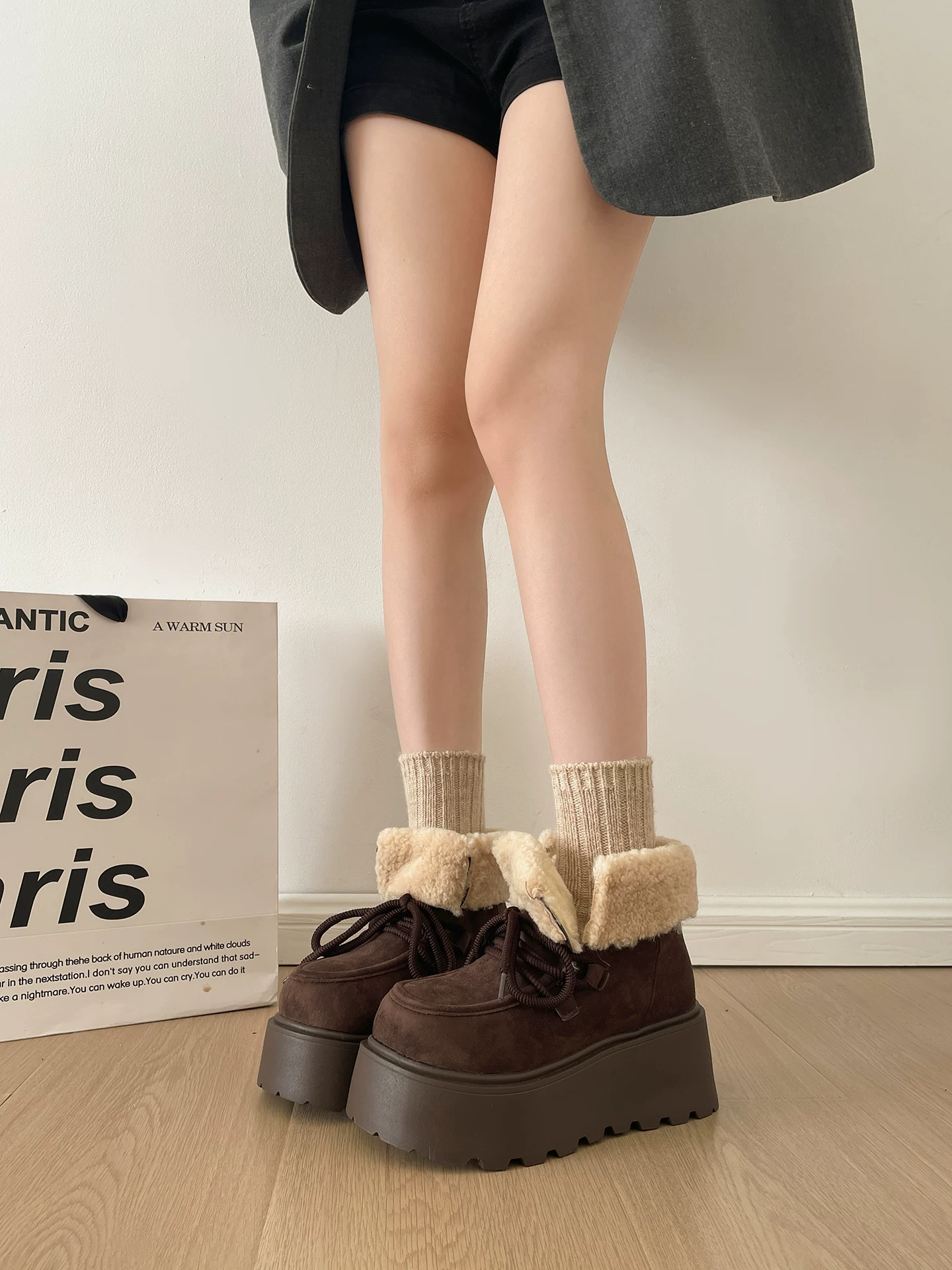 Giày bốt đi tuyết đế dày lót lông cừu dành cho phụ nữ nhỏ nhắn, giày cotton kiểu Birkenstock chống trượt giữ ấm mùa đông mới năm 2025.