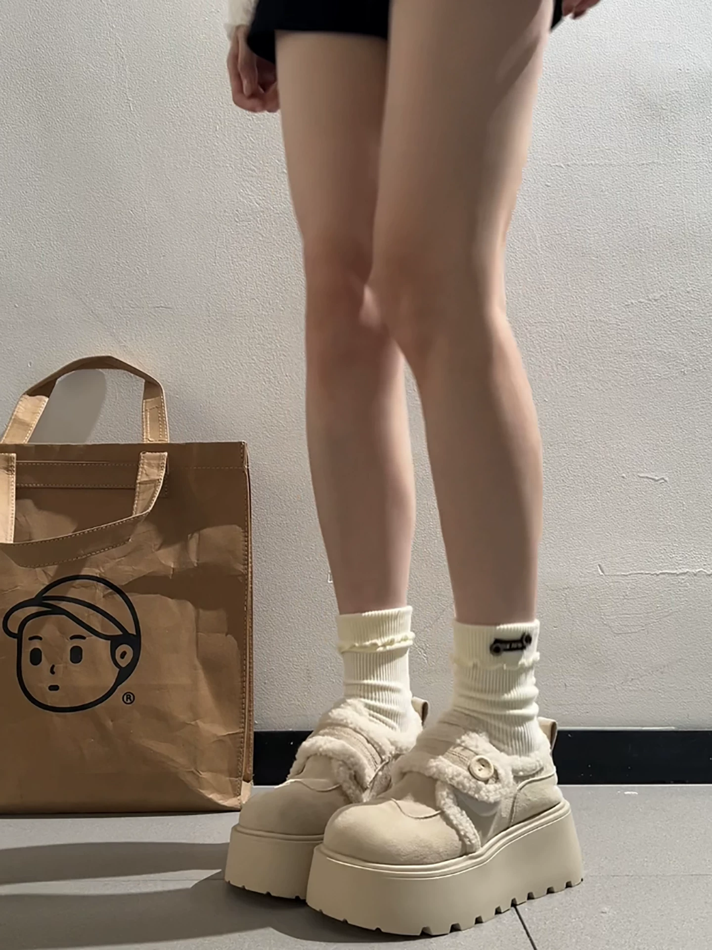 Giày bông tuyết đế dày lót lông phong cách retro màu trắng dành cho nữ, giày Birkenstock lông ấm dày dặn mới mùa đông 2025.