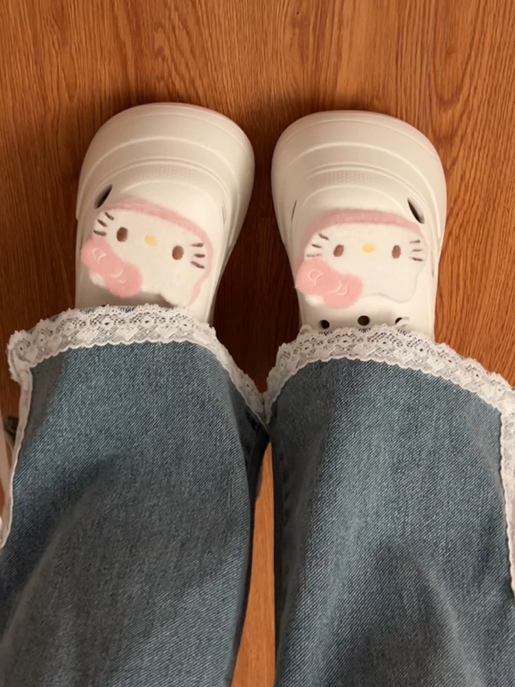 Dép clog đế dày dễ thương kiểu hoạt hình, tạo cảm giác như bước trên phân, dành cho nữ, mẫu mới hè 2025, tăng chiều cao, đa năng, đi ngoài trời.