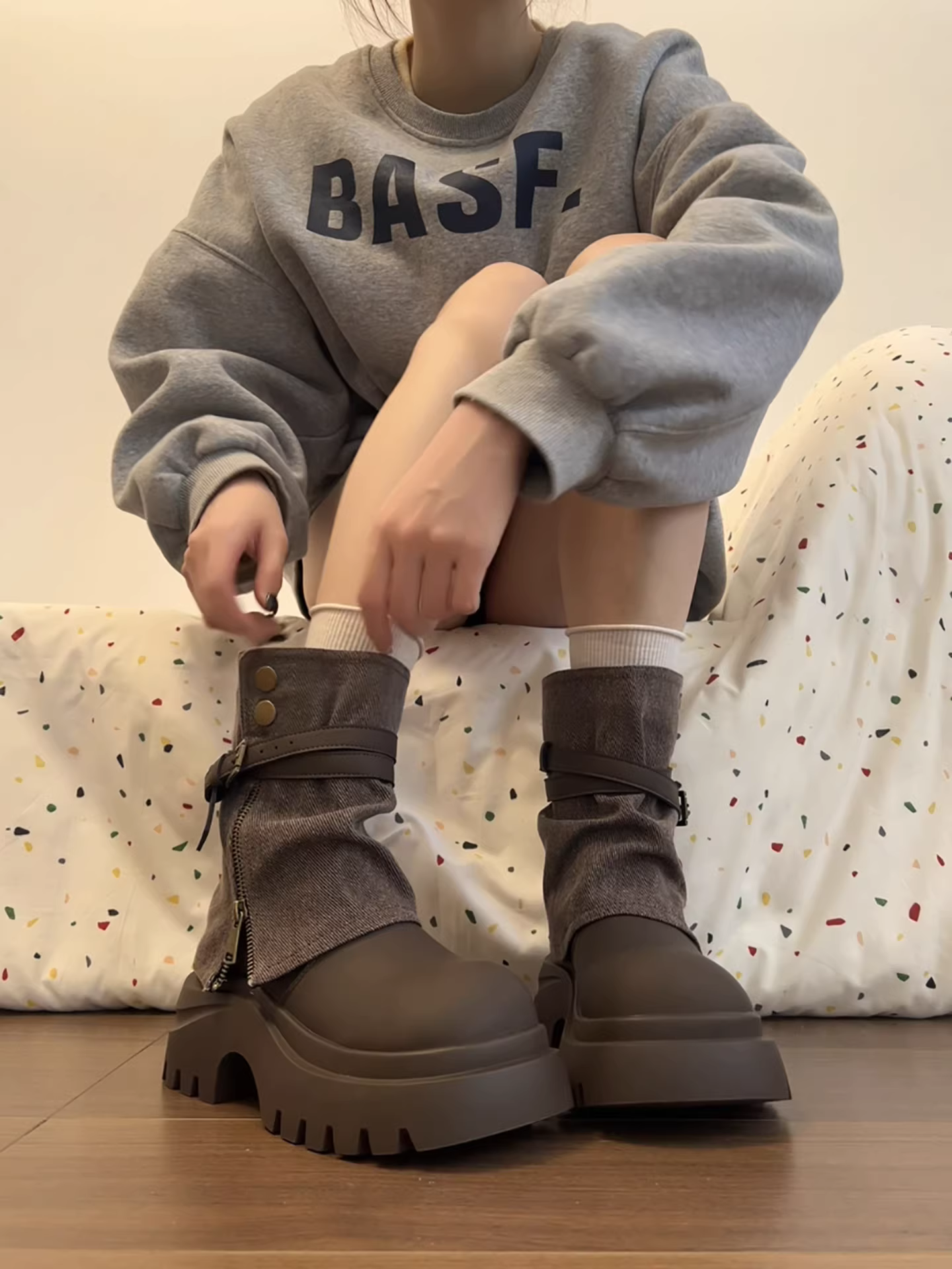 Giày bốt Martin đế dày kiểu Anh cổ điển dành cho nữ, mẫu thu đông 2025 mới, tăng chiều cao và thon gọn mắt cá chân.