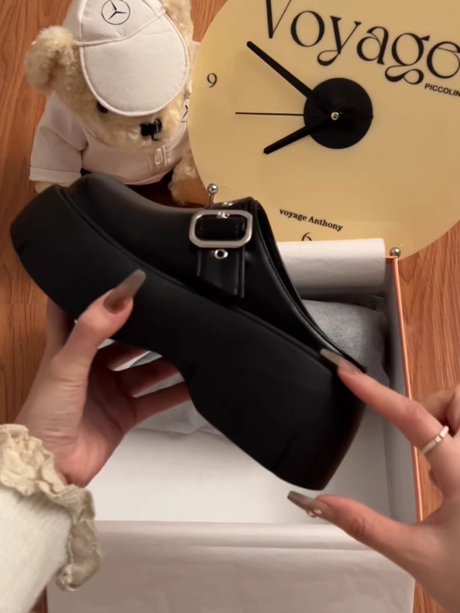 Dép sandal nữ đế bằng màu đen, mũi kín, kiểu mới hè 2025, chống trơn trượt, dễ mang.