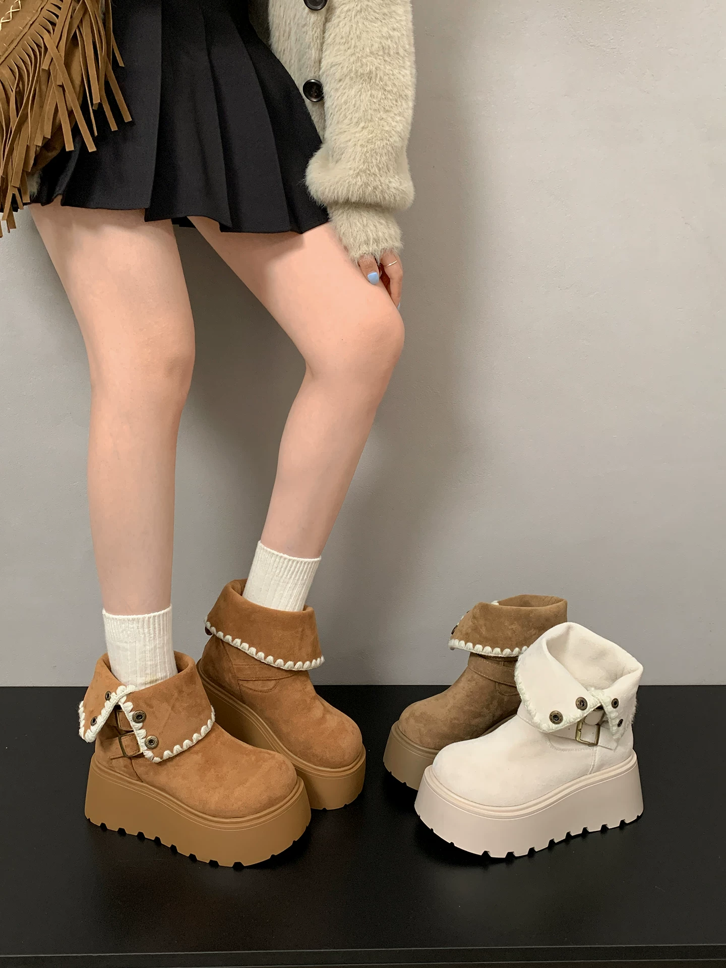 Giày bốt Martin đế dày lót lông cừu kiểu Anh màu trắng dành cho nữ, giày bốt ngắn đi tuyết tăng chiều cao mùa thu đông 2025 dành cho người nhỏ nhắn.