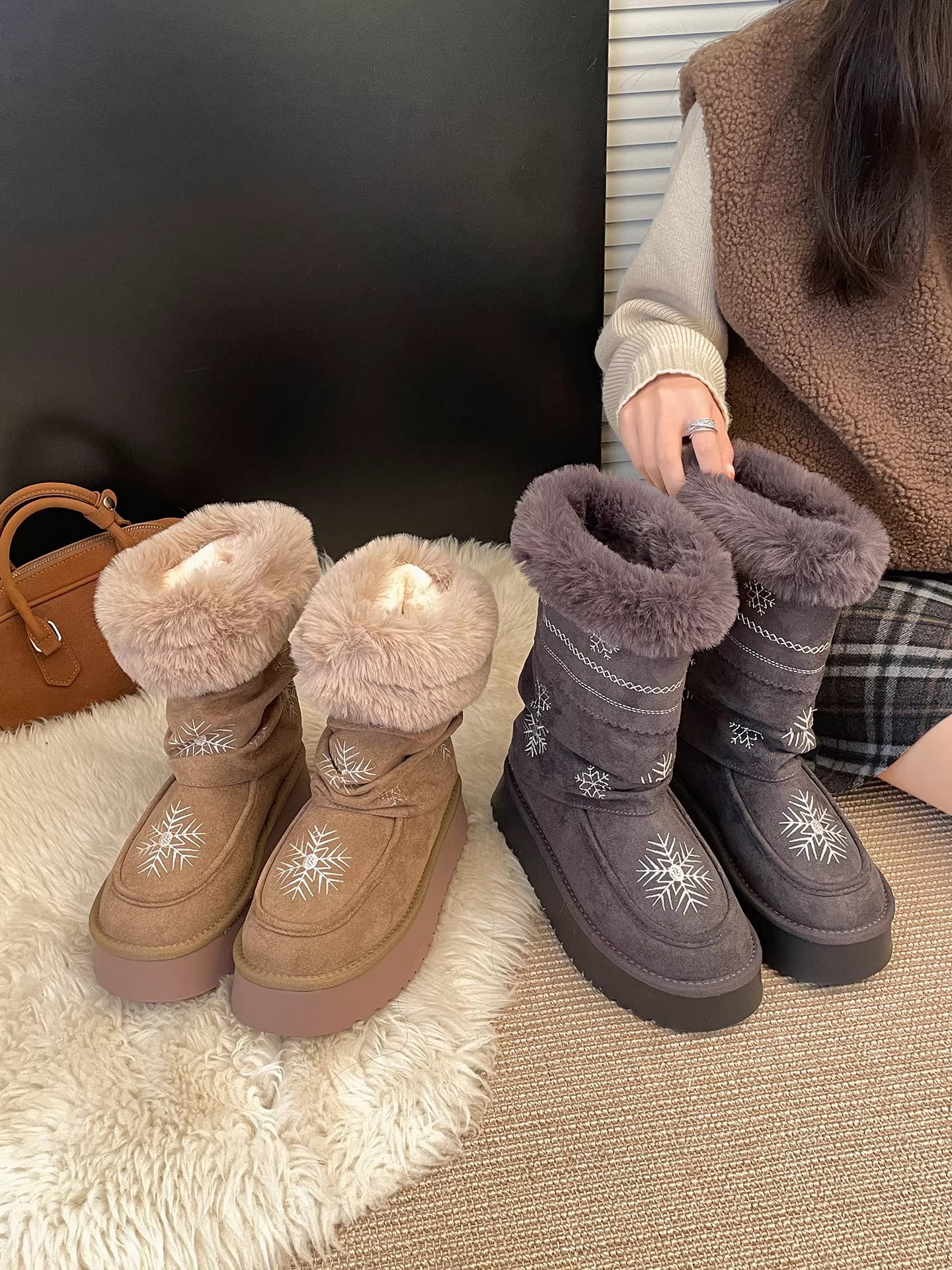 Giày bốt tuyết đế dày lót lông cừu phổ biến dành cho nữ, mẫu mới mùa đông 2025, giày bông giữ ấm tăng chiều cao kiểu Đông Bắc.