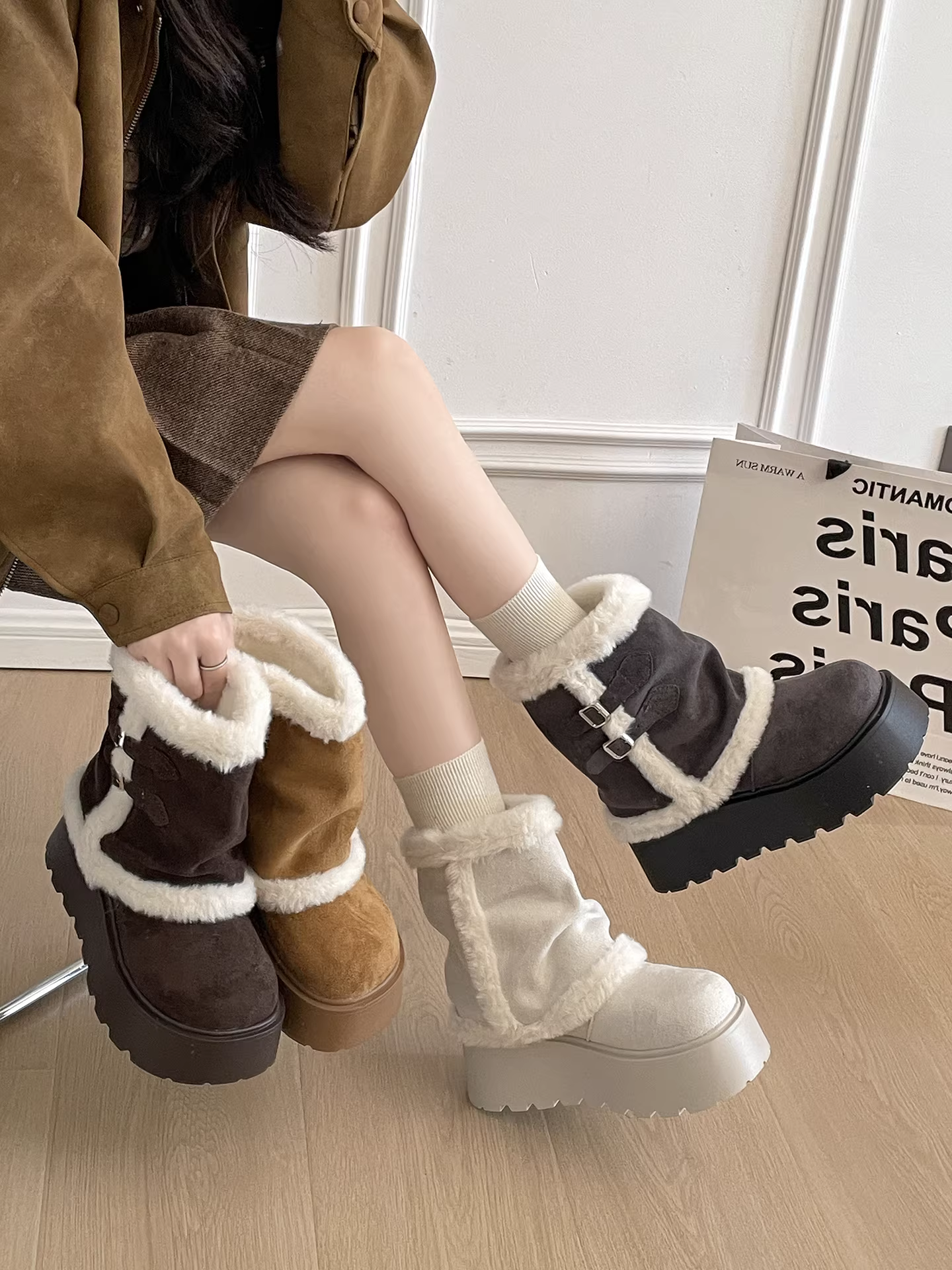 Giày bốt tuyết đế dày lót lông cừu cổ điển màu nâu dành cho nữ, giày cotton kiểu Birkenstock tăng chiều cao mùa đông mới năm 2025.