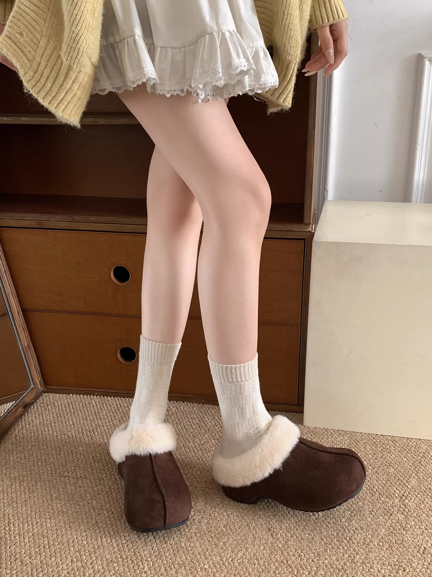 Giày Birkenstock đế dày chống trơn kiểu retro dành cho nữ, mẫu mới mùa đông 2025, giữ ấm, tăng chiều cao, chất liệu cotton, kiểu nửa dép nửa giày.