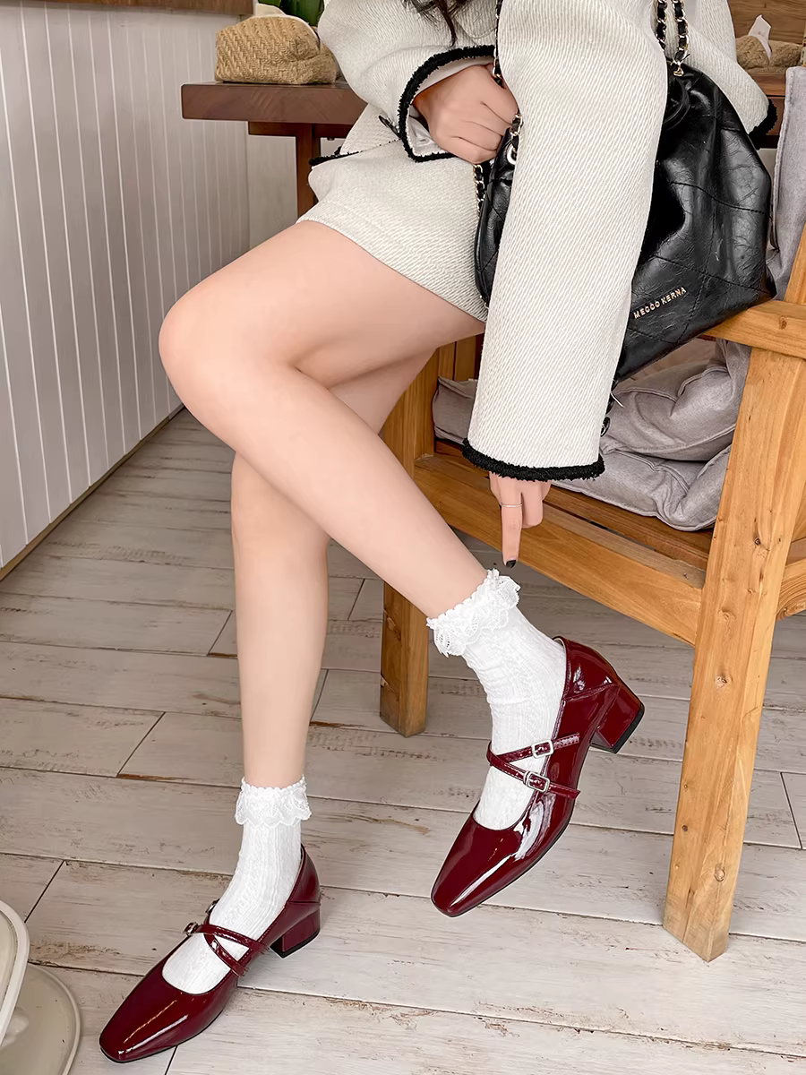 Giày da nữ đế thô mũi vuông kiểu retro, giày Mary Jane đa năng phong cách Chanel mới mùa thu 2025.