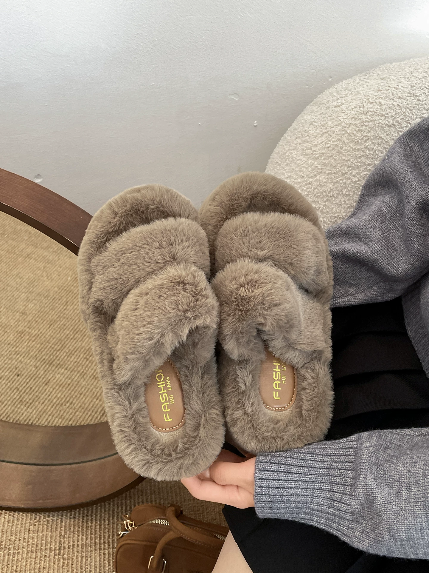 Dép lông dày đế dày chống trơn kiểu Pháp màu trắng dành cho nữ, thích hợp để mang ngoài trời, dép lười tăng chiều cao đa năng mùa thu đông 2025.