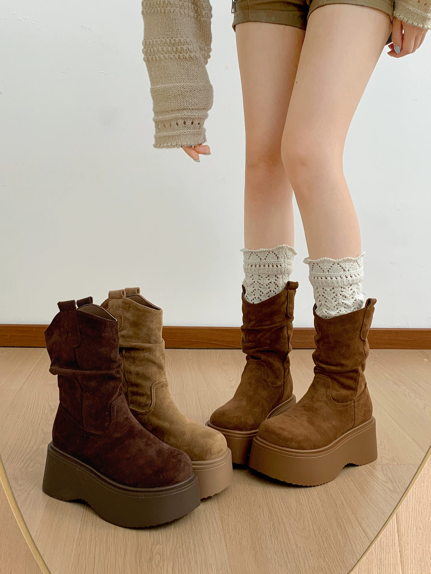 Phía Nam ở miền Nam: Giày bốt đế dày màu nâu cổ điển dành cho nữ, Giày bốt cao đến giữa bắp chân, Giày bốt cưỡi ngựa tăng chiều cao kiểu dáng thon gọn mới mùa thu/đông 2025.