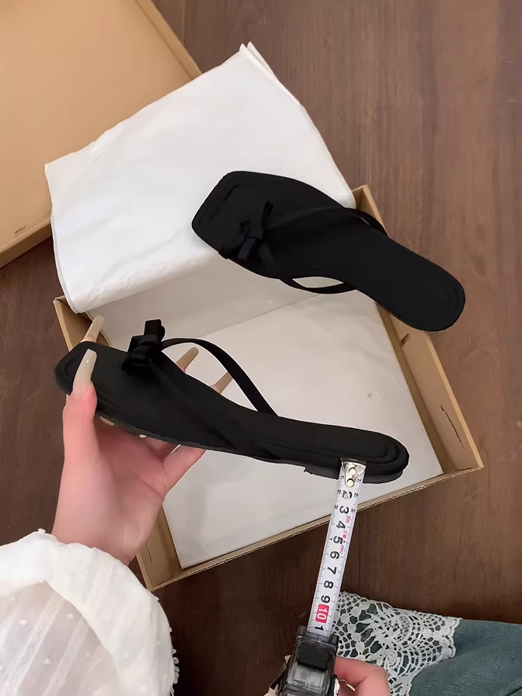 Dép xỏ ngón nữ màu đen kiểu retro, thời trang mùa hè, kiểu mới 2025, phù hợp với chân váy, chống trơn trượt, dép đa năng.